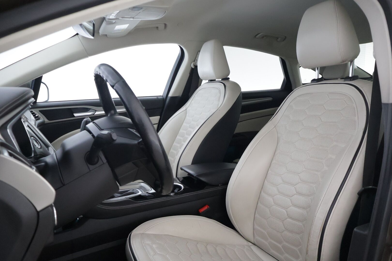 FORD Mondeo 2018 2,0 187hv Hybrid eCVT Vignale HEV - | Vaaleat nahat | Hierovat & tuuletetut etuistuimet | Keyless Go | Lohkolämmitin | Peruutuskamera | Android Auto & CarPlay | 2x renkaat & vanteet | - KORKO VAIN 3,99 %