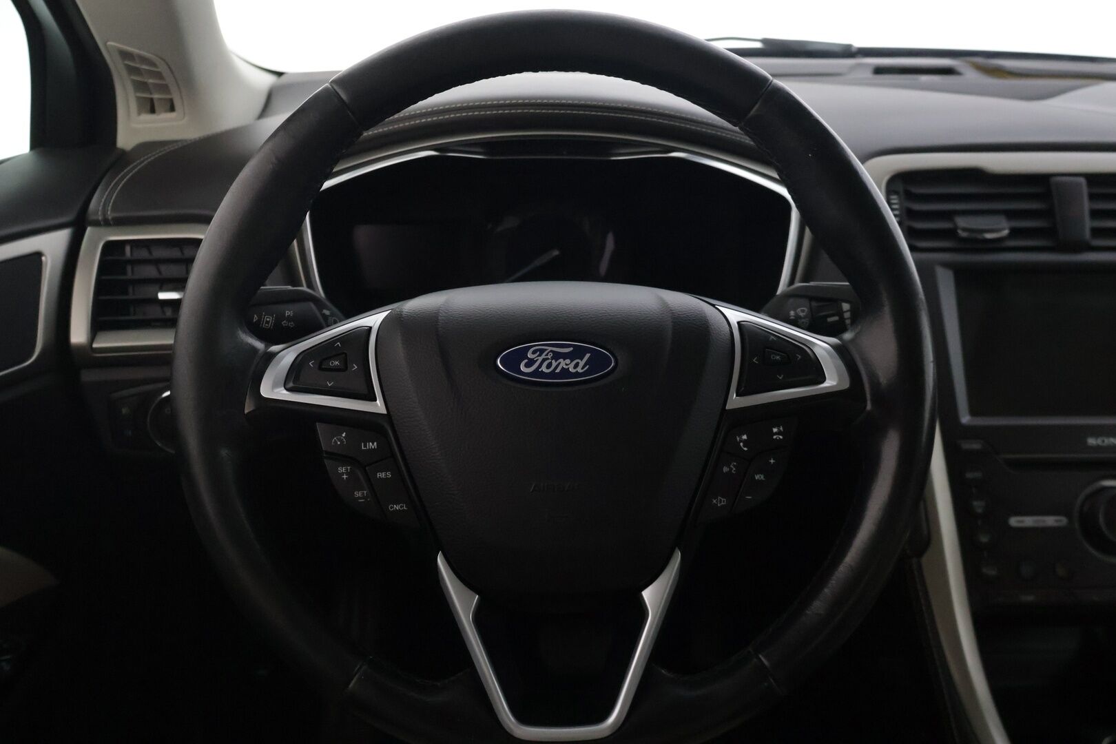 FORD Mondeo 2018 2,0 187hv Hybrid eCVT Vignale HEV - | Vaaleat nahat | Hierovat & tuuletetut etuistuimet | Keyless Go | Lohkolämmitin | Peruutuskamera | Android Auto & CarPlay | 2x renkaat & vanteet | - KORKO VAIN 3,99 %