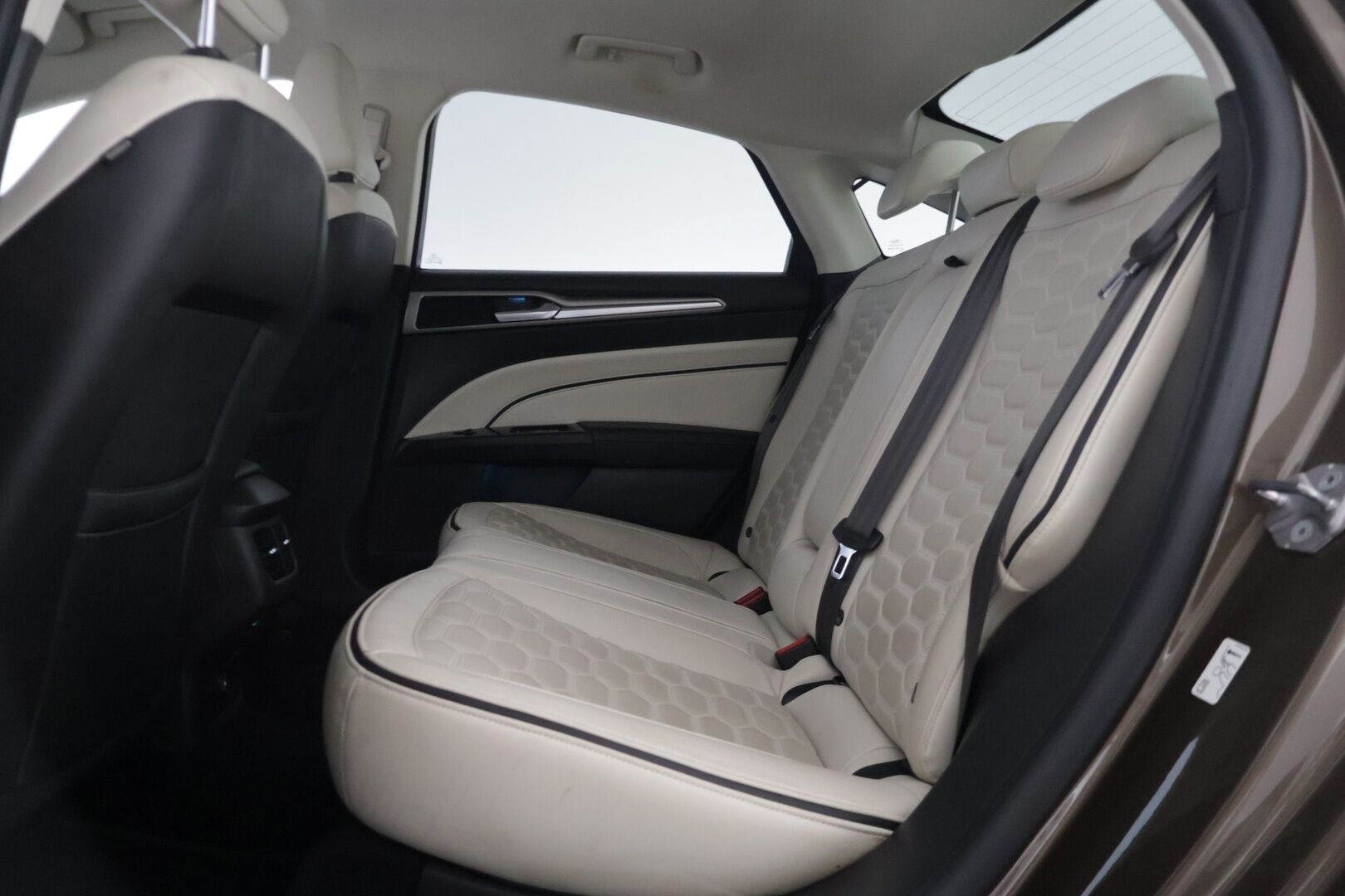 FORD Mondeo 2018 2,0 187hv Hybrid eCVT Vignale HEV - | Vaaleat nahat | Hierovat & tuuletetut etuistuimet | Keyless Go | Lohkolämmitin | Peruutuskamera | Android Auto & CarPlay | 2x renkaat & vanteet | - KORKO VAIN 3,99 %
