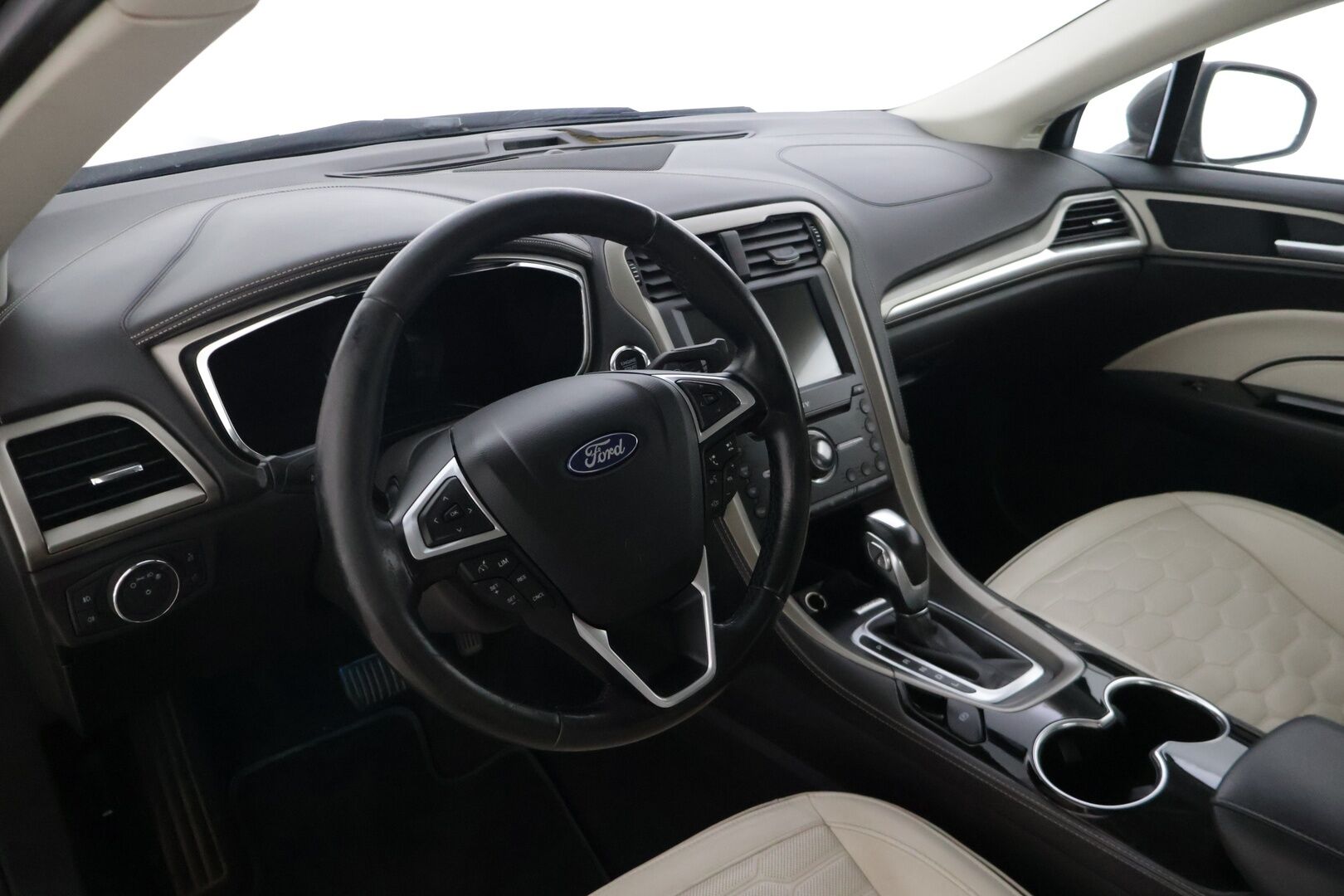 FORD Mondeo 2018 2,0 187hv Hybrid eCVT Vignale HEV - | Vaaleat nahat | Hierovat & tuuletetut etuistuimet | Keyless Go | Lohkolämmitin | Peruutuskamera | Android Auto & CarPlay | 2x renkaat & vanteet | - KORKO VAIN 3,99 %