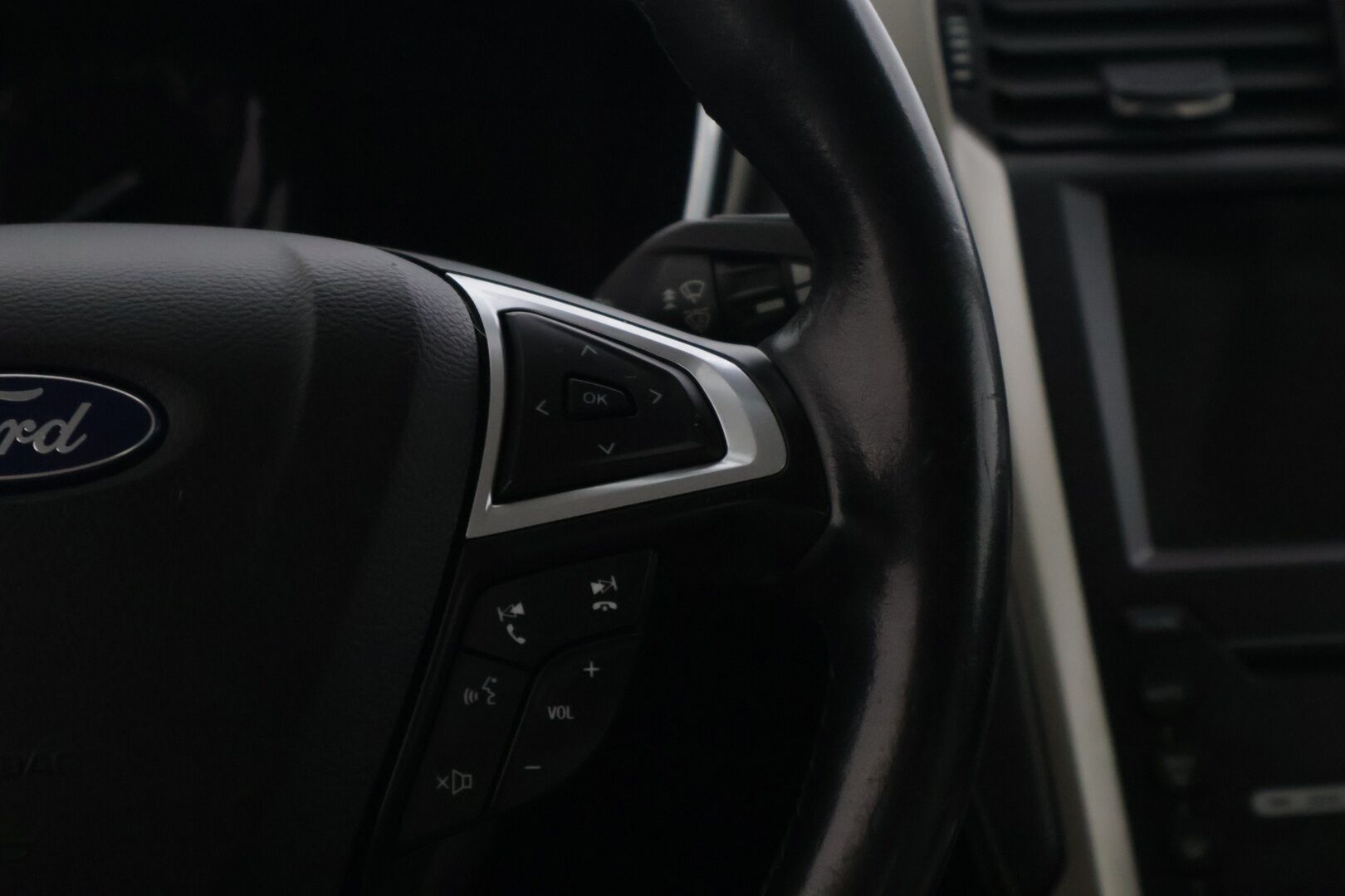 FORD Mondeo 2018 2,0 187hv Hybrid eCVT Vignale HEV - | Vaaleat nahat | Hierovat & tuuletetut etuistuimet | Keyless Go | Lohkolämmitin | Peruutuskamera | Android Auto & CarPlay | 2x renkaat & vanteet | - KORKO VAIN 3,99 %
