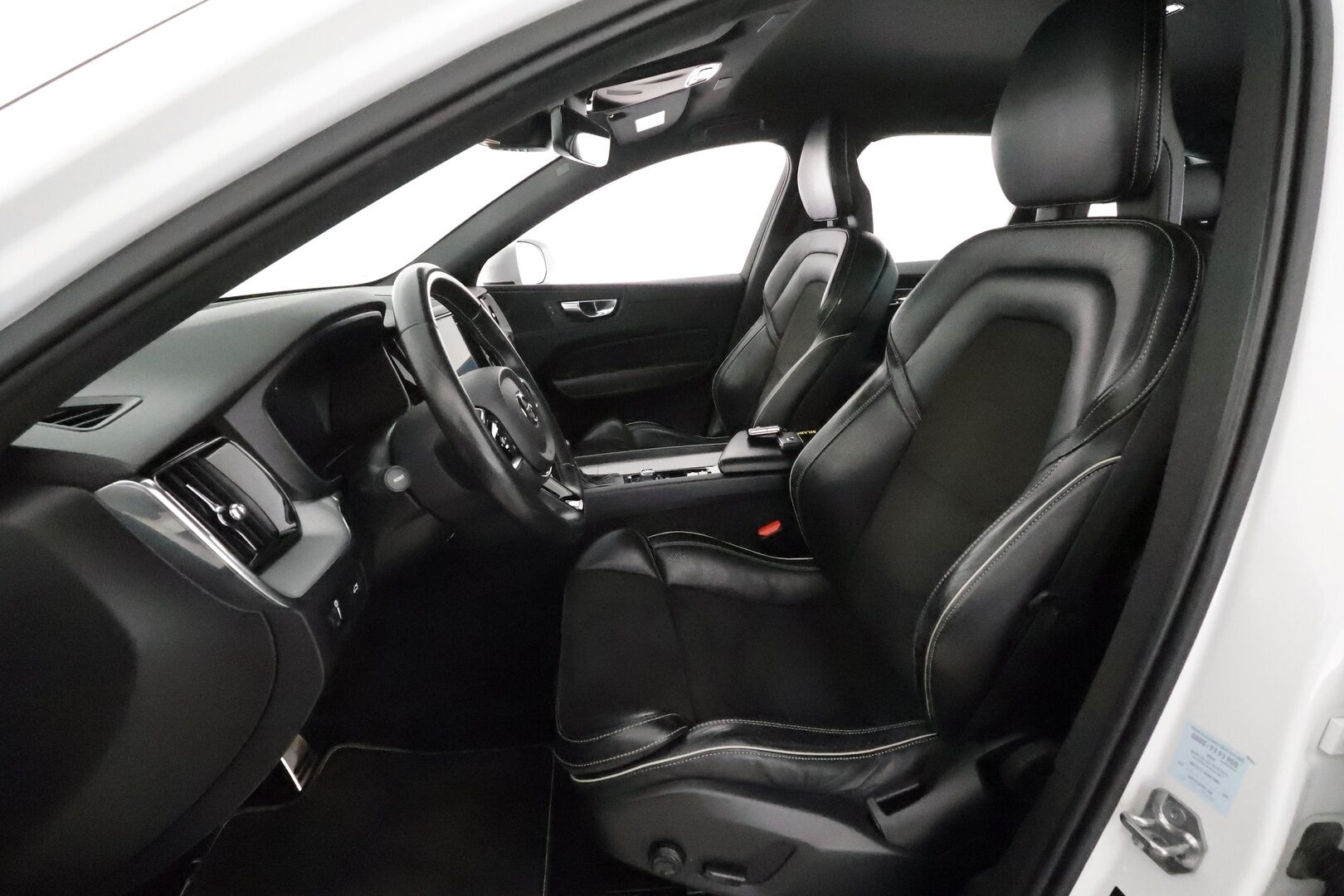 Volvo XC60 2018 D5 AWD R-Design aut *Webasto / Koukku / ACC / Full-LED / P.Kamera / Sporttipenkit / Ilma-alusta / Navi / Kaistavahti* - Kahdet Renkaat