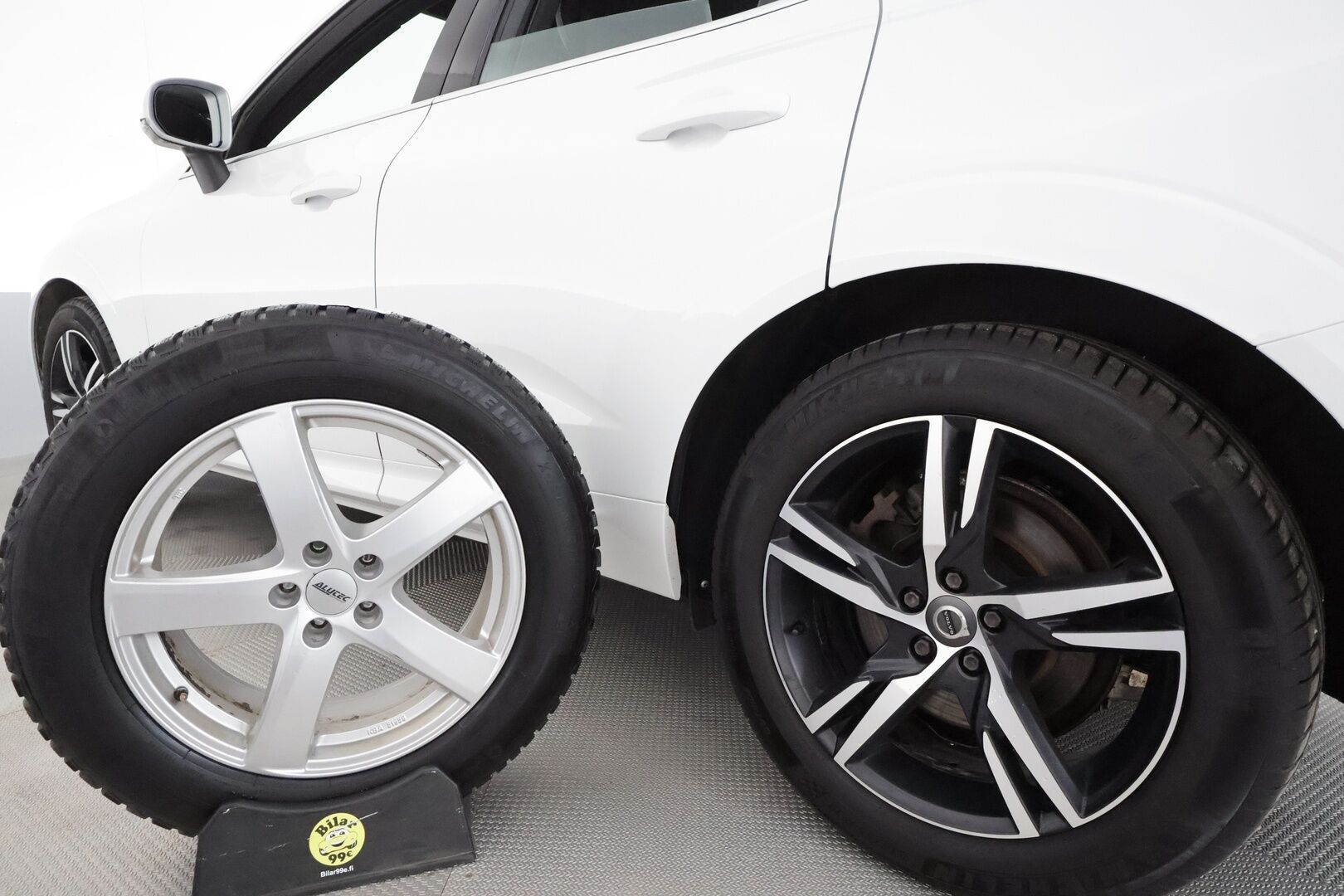 Volvo XC60 2018 D5 AWD R-Design aut *Webasto / Koukku / ACC / Full-LED / P.Kamera / Sporttipenkit / Ilma-alusta / Navi / Kaistavahti* - Four-C / Kahdet Renkaat / Jakopää tehty 2/23! - HULLU BLACKWEEK KORKOTARJOUS 2,49%