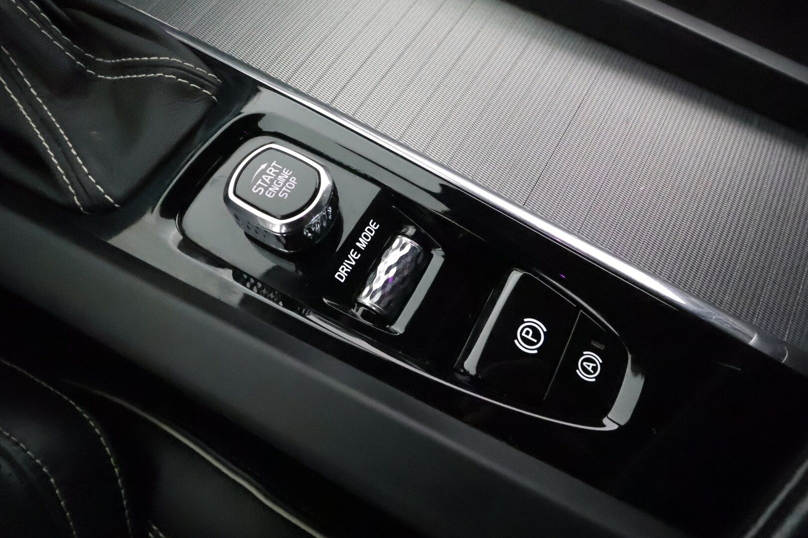 Volvo XC60 2018 D5 AWD R-Design aut *Webasto / Koukku / ACC / Full-LED / P.Kamera / Sporttipenkit / Ilma-alusta / Navi / Kaistavahti* - Kahdet Renkaat