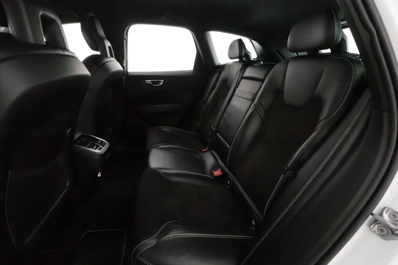 Volvo XC60 2018 D5 AWD R-Design aut *Webasto / Koukku / ACC / Full-LED / P.Kamera / Sporttipenkit / Ilma-alusta / Navi / Kaistavahti* - Kahdet Renkaat