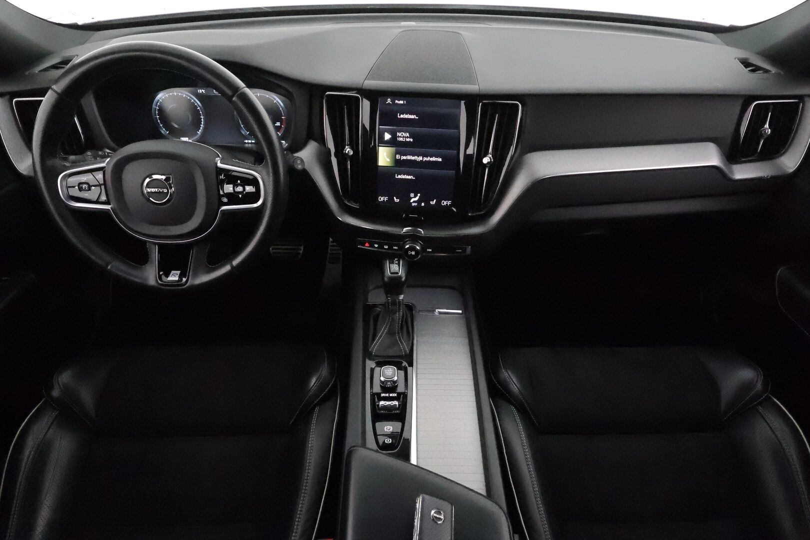 Volvo XC60 2018 D5 AWD R-Design aut *Webasto / Koukku / ACC / Full-LED / P.Kamera / Sporttipenkit / Ilma-alusta / Navi / Kaistavahti* - Four-C / Kahdet Renkaat / Jakopää tehty 2/23! - HULLU BLACKWEEK KORKOTARJOUS 2,49%