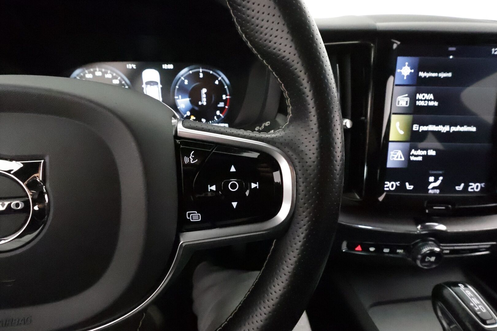 Volvo XC60 2018 D5 AWD R-Design aut *Webasto / Koukku / ACC / Full-LED / P.Kamera / Sporttipenkit / Ilma-alusta / Navi / Kaistavahti* - Four-C / Kahdet Renkaat / Jakopää tehty 2/23! - HULLU BLACKWEEK KORKOTARJOUS 2,49%