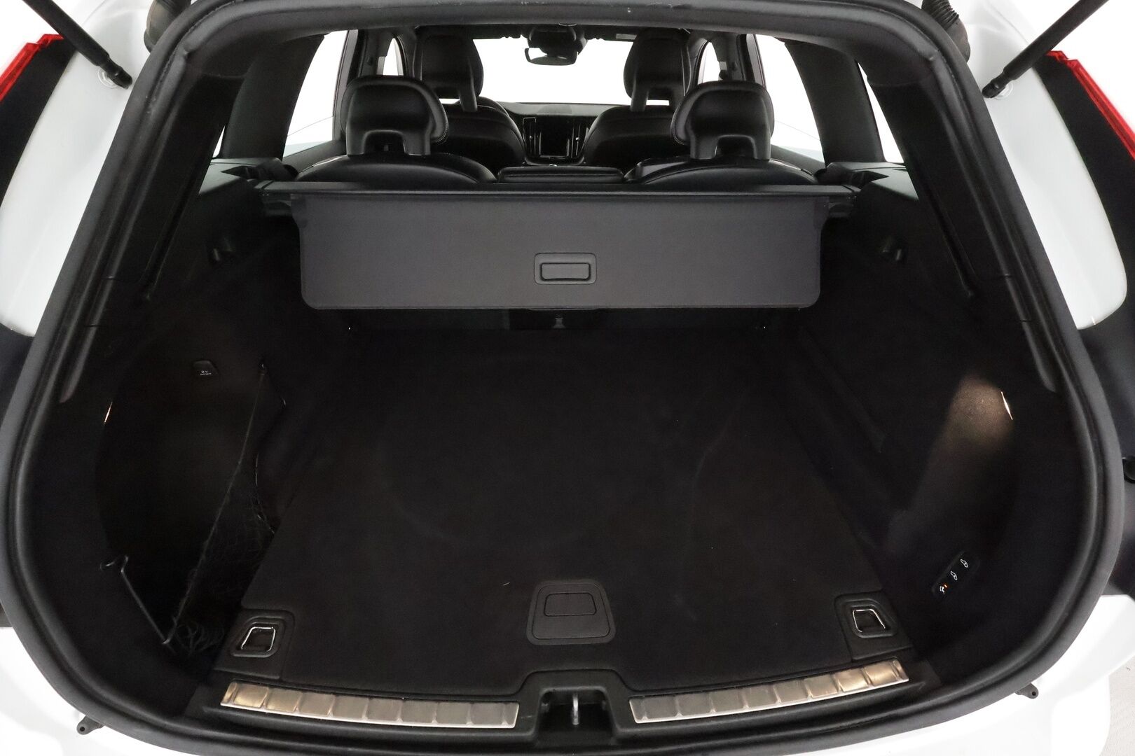 Volvo XC60 2018 D5 AWD R-Design aut *Webasto / Koukku / ACC / Full-LED / P.Kamera / Sporttipenkit / Ilma-alusta / Navi / Kaistavahti* - Kahdet Renkaat