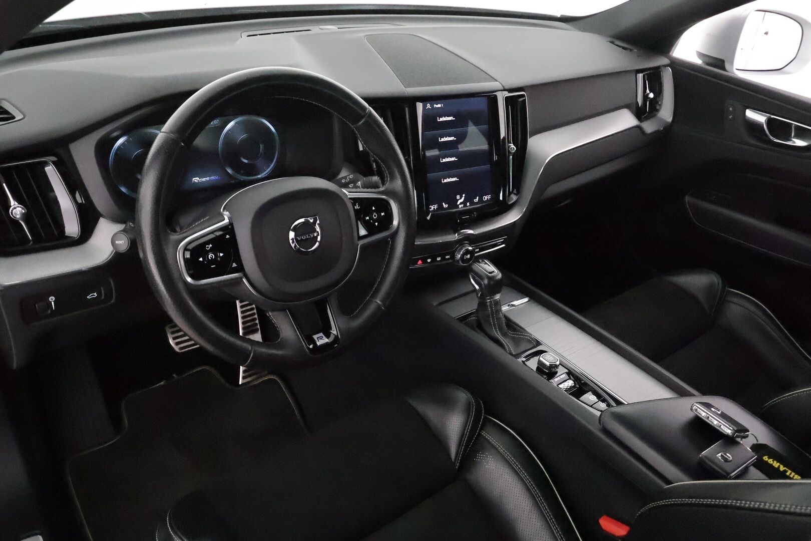 Volvo XC60 2018 D5 AWD R-Design aut *Webasto / Koukku / ACC / Full-LED / P.Kamera / Sporttipenkit / Ilma-alusta / Navi / Kaistavahti* - Four-C / Kahdet Renkaat / Jakopää tehty 2/23!