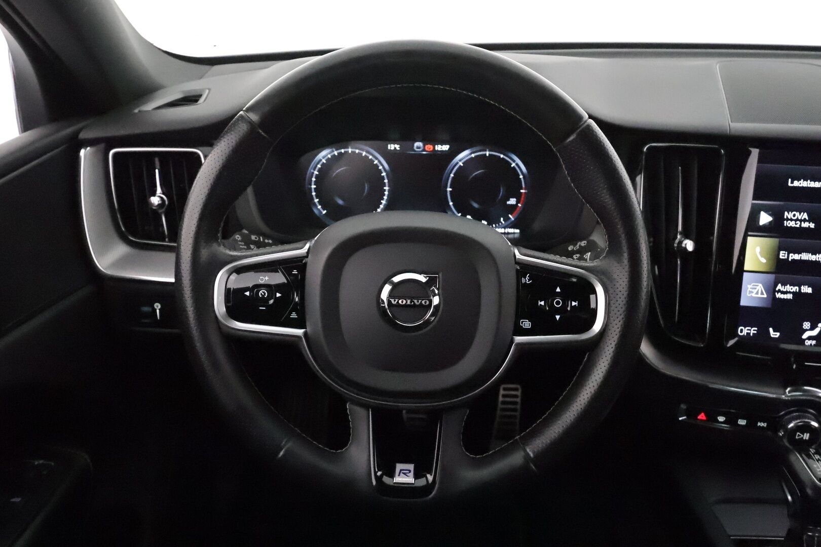 Volvo XC60 2018 D5 AWD R-Design aut *Webasto / Koukku / ACC / Full-LED / P.Kamera / Sporttipenkit / Ilma-alusta / Navi / Kaistavahti* - Kahdet Renkaat