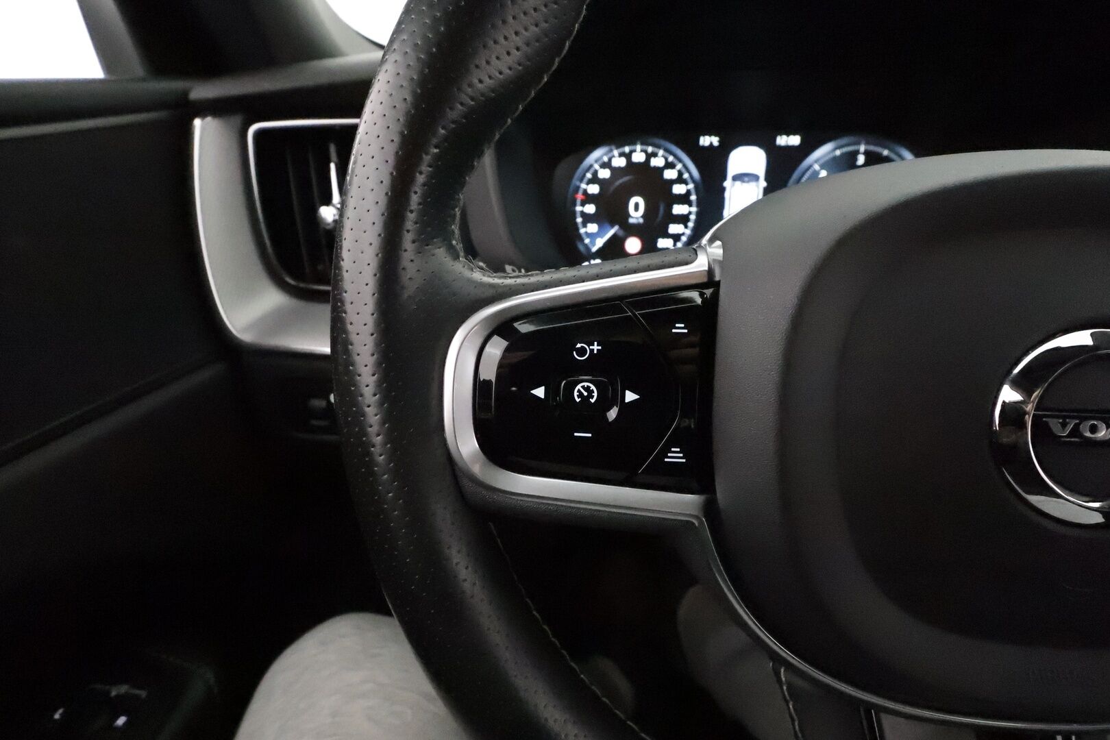 Volvo XC60 2018 D5 AWD R-Design aut *Webasto / Koukku / ACC / Full-LED / P.Kamera / Sporttipenkit / Ilma-alusta / Navi / Kaistavahti* - Kahdet Renkaat