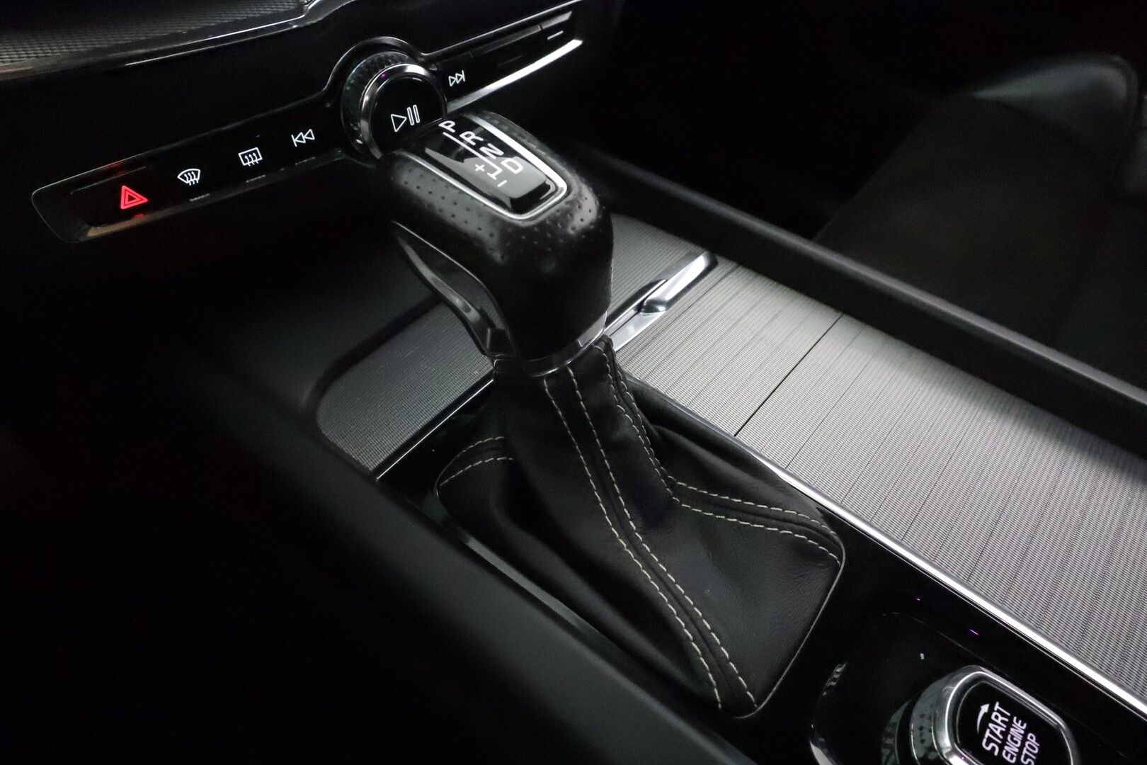 Volvo XC60 2018 D5 AWD R-Design aut *Webasto / Koukku / ACC / Full-LED / P.Kamera / Sporttipenkit / Ilma-alusta / Navi / Kaistavahti* - Four-C / Kahdet Renkaat / Jakopää tehty 2/23!