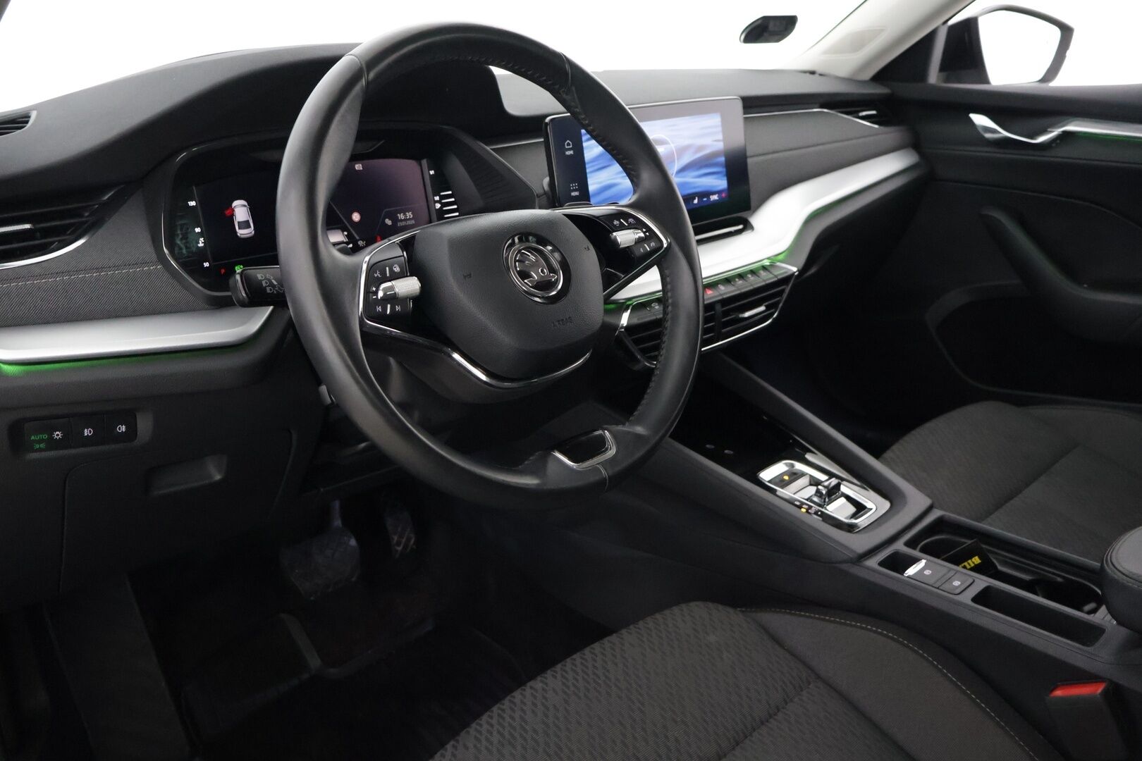 Skoda Octavia 2021 2,0 TDI 150 Style Launch Edition DSG Autom. * Juuri saapunut! / Webasto / HUD / Adapt.Vakkari / P-Kamera / Crystal LED / Navigointi / Huippuvarusteet! * - 2x Renkaat & Vanteet / Siisti!