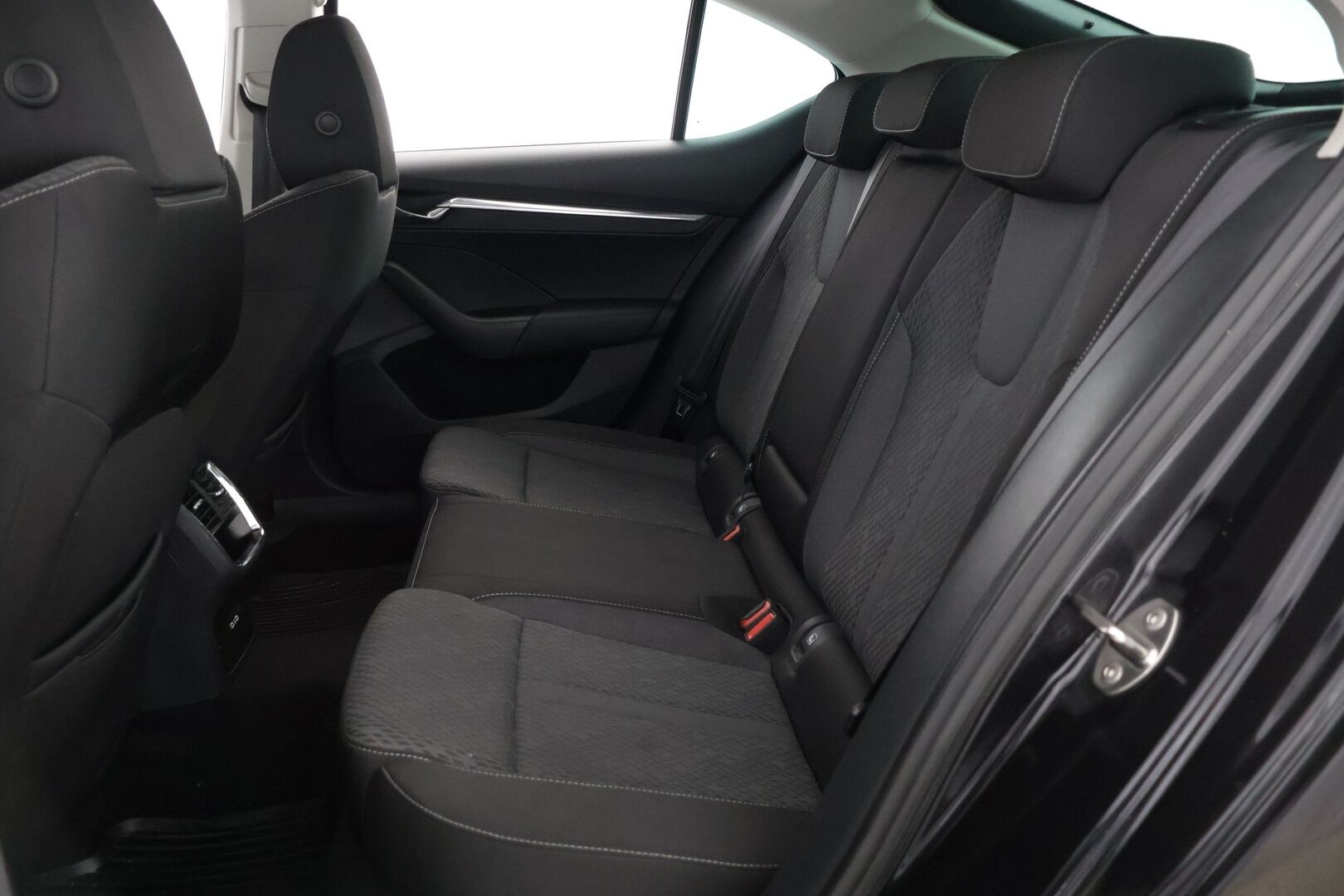 Skoda Octavia 2021 2,0 TDI 150 Style Launch Edition DSG Autom. * Juuri saapunut! / Webasto / HUD / Adapt.Vakkari / P-Kamera / Crystal LED / Navigointi / Huippuvarusteet! * - 2x Renkaat & Vanteet / Siisti!