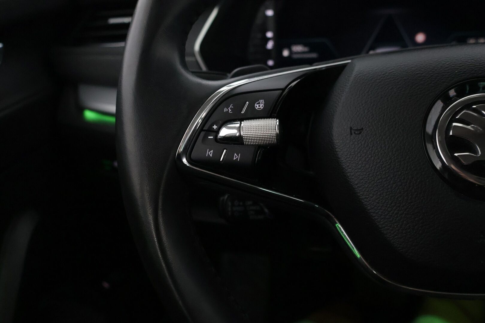 Skoda Octavia 2021 2,0 TDI 150 Style Launch Edition DSG Autom. * Juuri saapunut! / Webasto / HUD / Adapt.Vakkari / P-Kamera / Crystal LED / Navigointi / Huippuvarusteet! * - 2x Renkaat & Vanteet / Siisti!