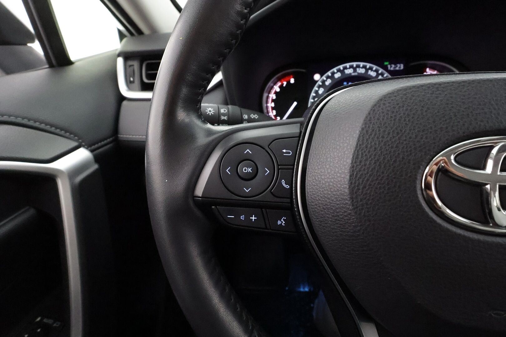 Toyota RAV4 2021 2,0 VVT-iE Active Multidrive S * ACC / Koukku / P.kamera / Lohko+Sisä / Navi / LED / Keyless / Sähköluukku * - Suomi-auto / Kahdet renkaat aluvanteilla / Merkkihuollettu - HULLUT AVAJAISHULINAT KORKOTARJOUS 3,29 %