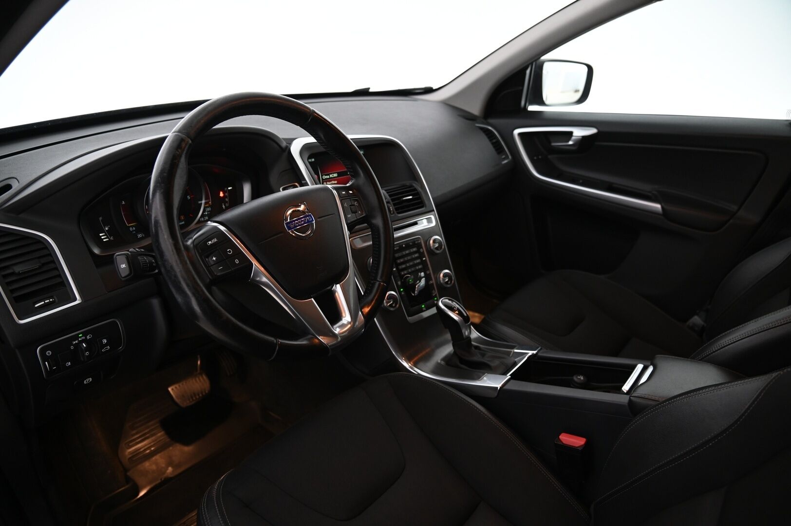 Volvo XC60 2016 D4 AWD Momentum aut*Webasto / Koukku / Vakkari* - *2x renkaat&alut*