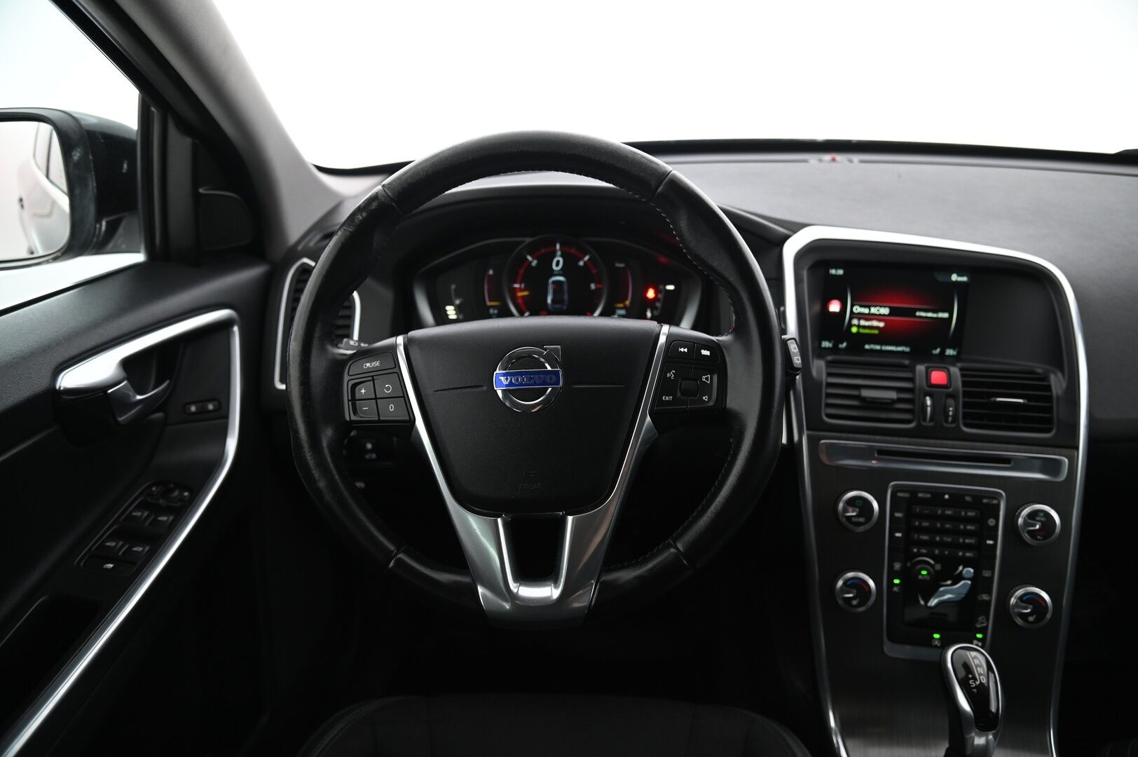 Volvo XC60 2016 D4 AWD Momentum aut - *Volvo XC60 D4 AWD / Automaatti / Peräkoukku / Webasto*