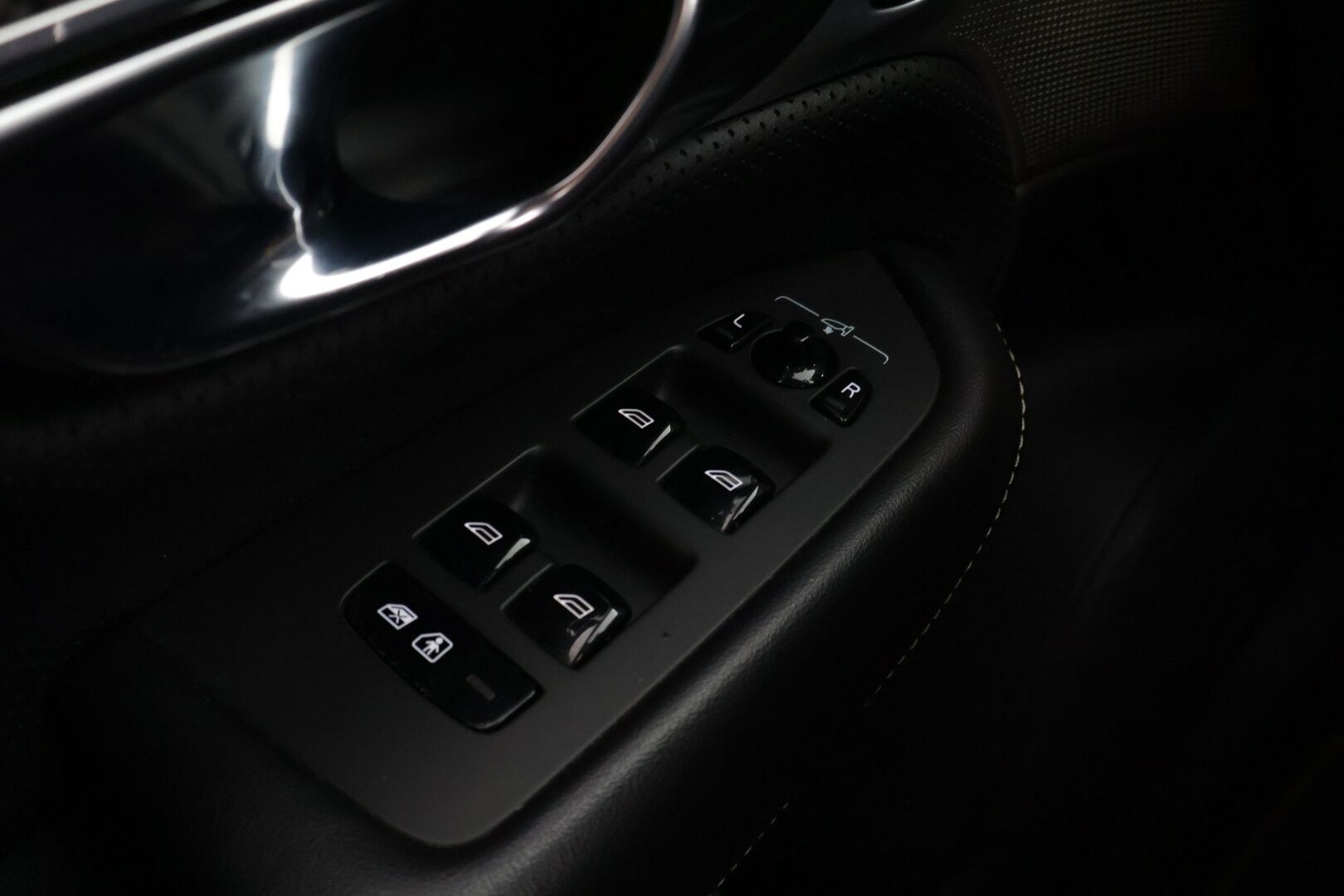 Volvo XC90 2017 Volvo XC90 T8 AWD R-Design aut 7-P - */ Bowers&Wilkins / Panorama / P.Kamera / HUD / 7-paikkainen / Vetokoukku / VOC / Juuri saapunut /*