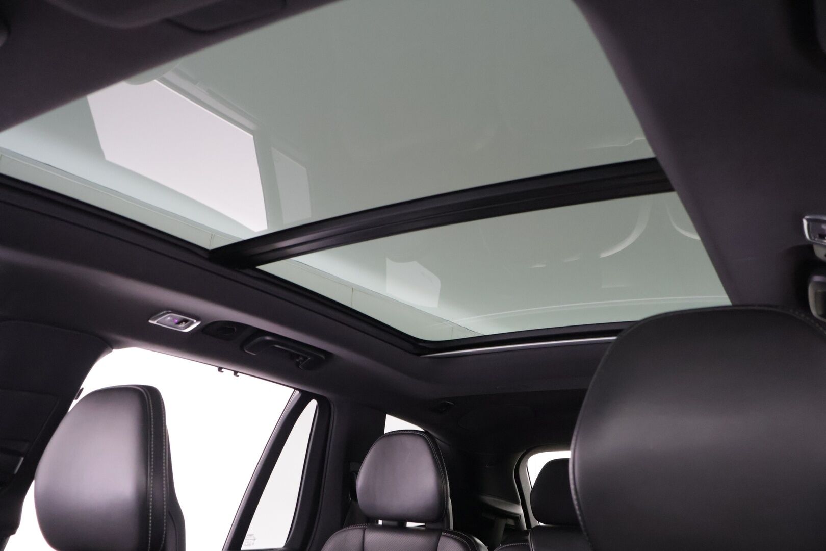 Volvo XC90 2017 Volvo XC90 T8 AWD R-Design aut 7-P - */ Bowers&Wilkins / Panorama / P.Kamera / HUD / 7-paikkainen / Vetokoukku / VOC / Juuri saapunut /*