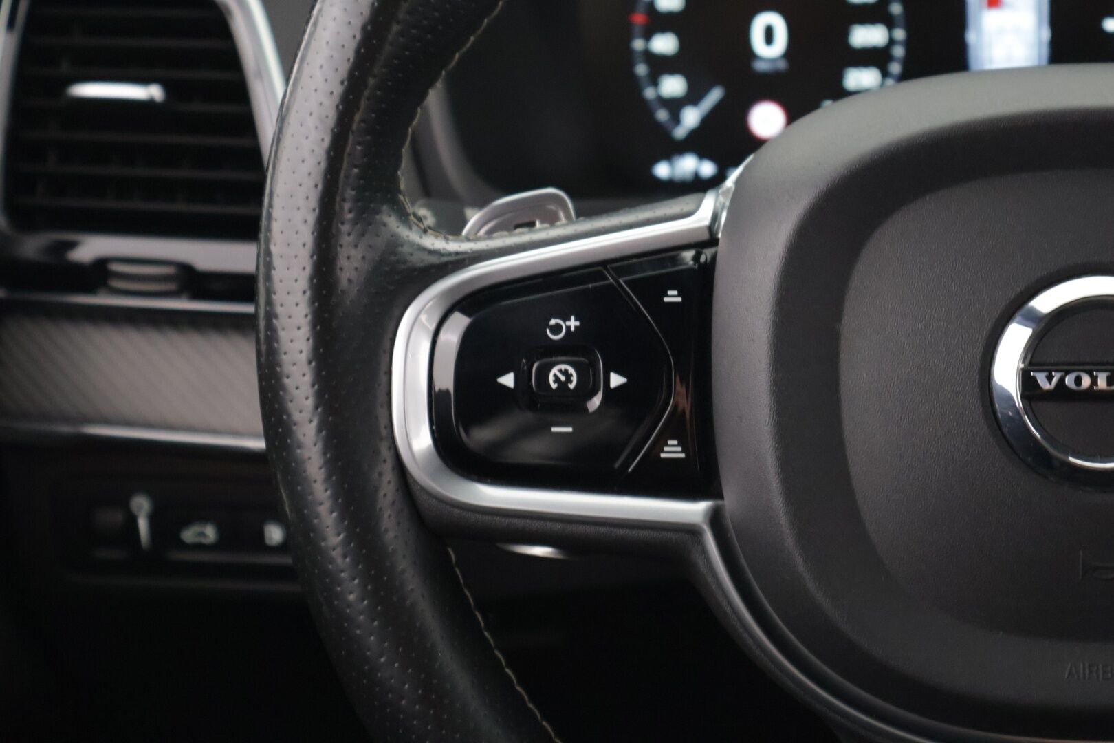 Volvo XC90 2017 Volvo XC90 T8 AWD R-Design aut 7-P - */ Bowers&Wilkins / Panorama / P.Kamera / HUD / 7-paikkainen / Vetokoukku / VOC / Juuri saapunut /*