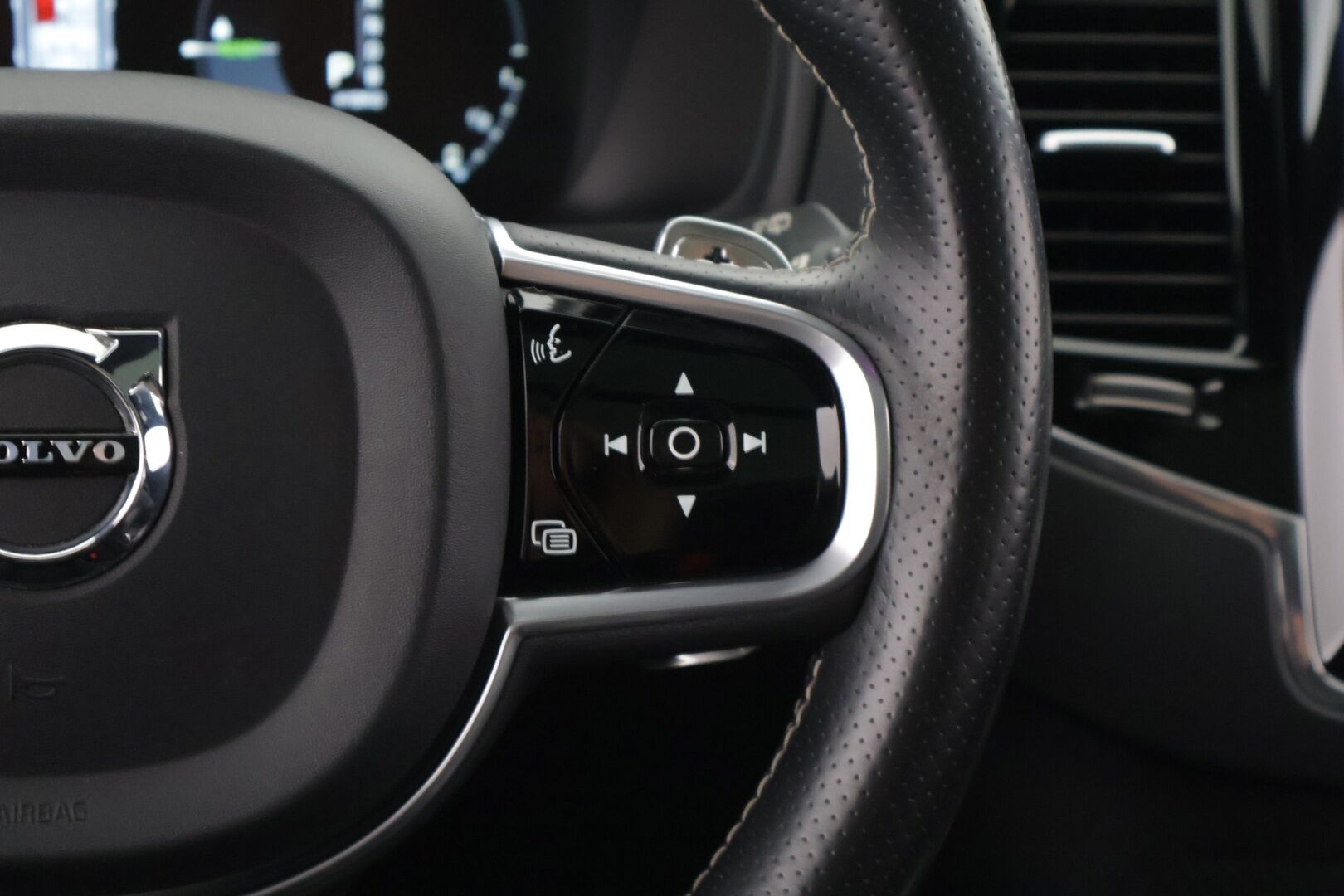 Volvo XC90 2017 Volvo XC90 T8 AWD R-Design aut 7-P - */ Bowers&Wilkins / Panorama / P.Kamera / HUD / 7-paikkainen / Vetokoukku / VOC / Juuri saapunut /*