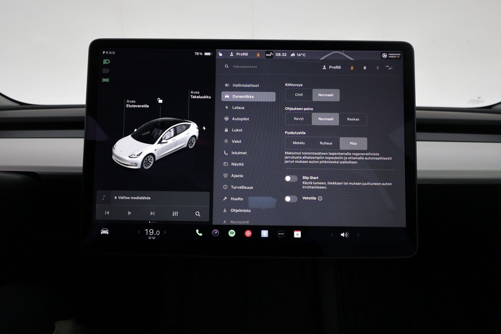 Tesla Model 3 2021 Standard Range Plus / Vetokoukku / Lämpöpumppu / Valkoiset nahat - 1.om Suomi-auto / Lasikatto / Lämpöpumppu / Koukku / Adapt. Vakkari /  P. Kamera / Valkoinen Nahkaverhoilu / 2x renkaat 