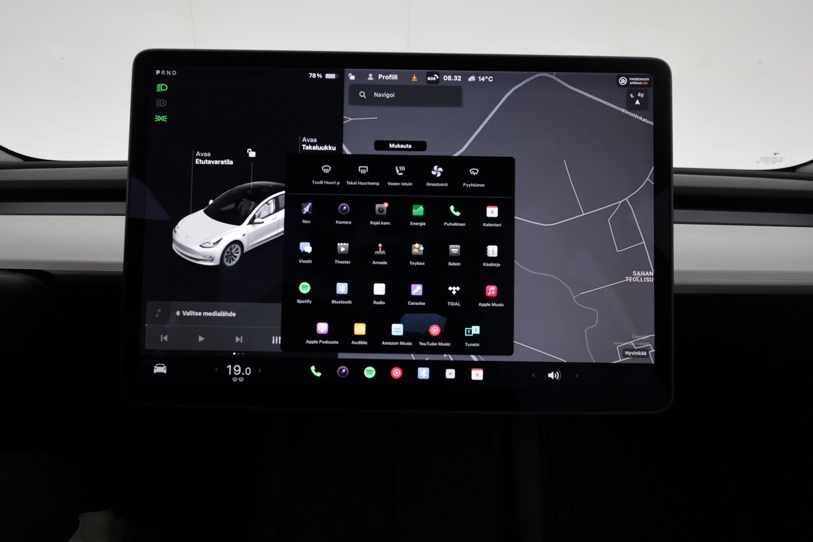 Tesla Model 3 2021 Standard Range Plus / Vetokoukku / Lämpöpumppu / Valkoiset nahat - 1.om Suomi-auto / Lasikatto / Lämpöpumppu / Koukku / Adapt. Vakkari /  P. Kamera / Valkoinen Nahkaverhoilu / 2x renkaat 