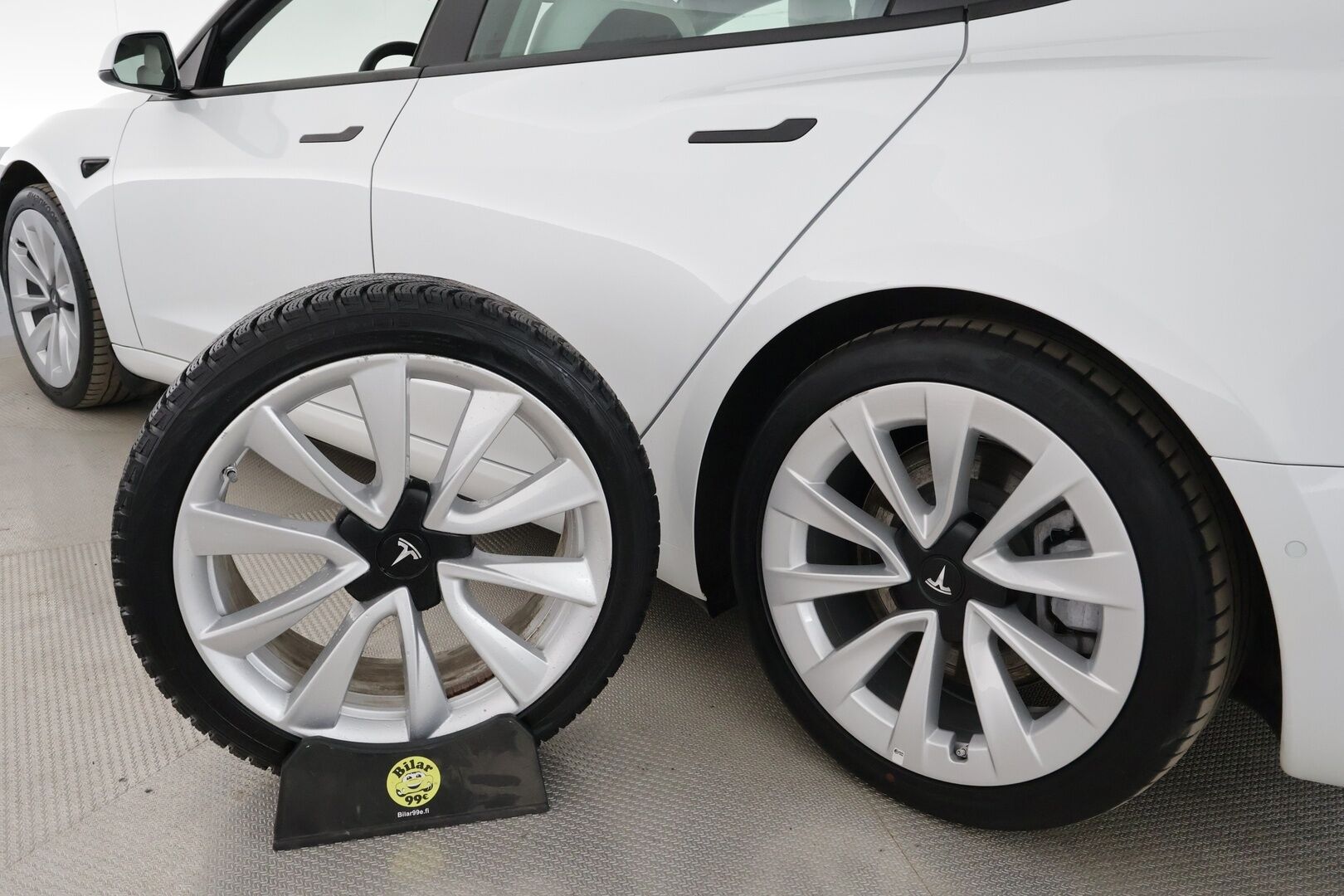 Tesla Model 3 2021 Standard Range Plus / Vetokoukku / Lämpöpumppu / Valkoiset nahat - 1.om Suomi-auto / Lasikatto / Lämpöpumppu / Koukku / Adapt. Vakkari /  P. Kamera / Valkoinen Nahkaverhoilu / 2x renkaat 