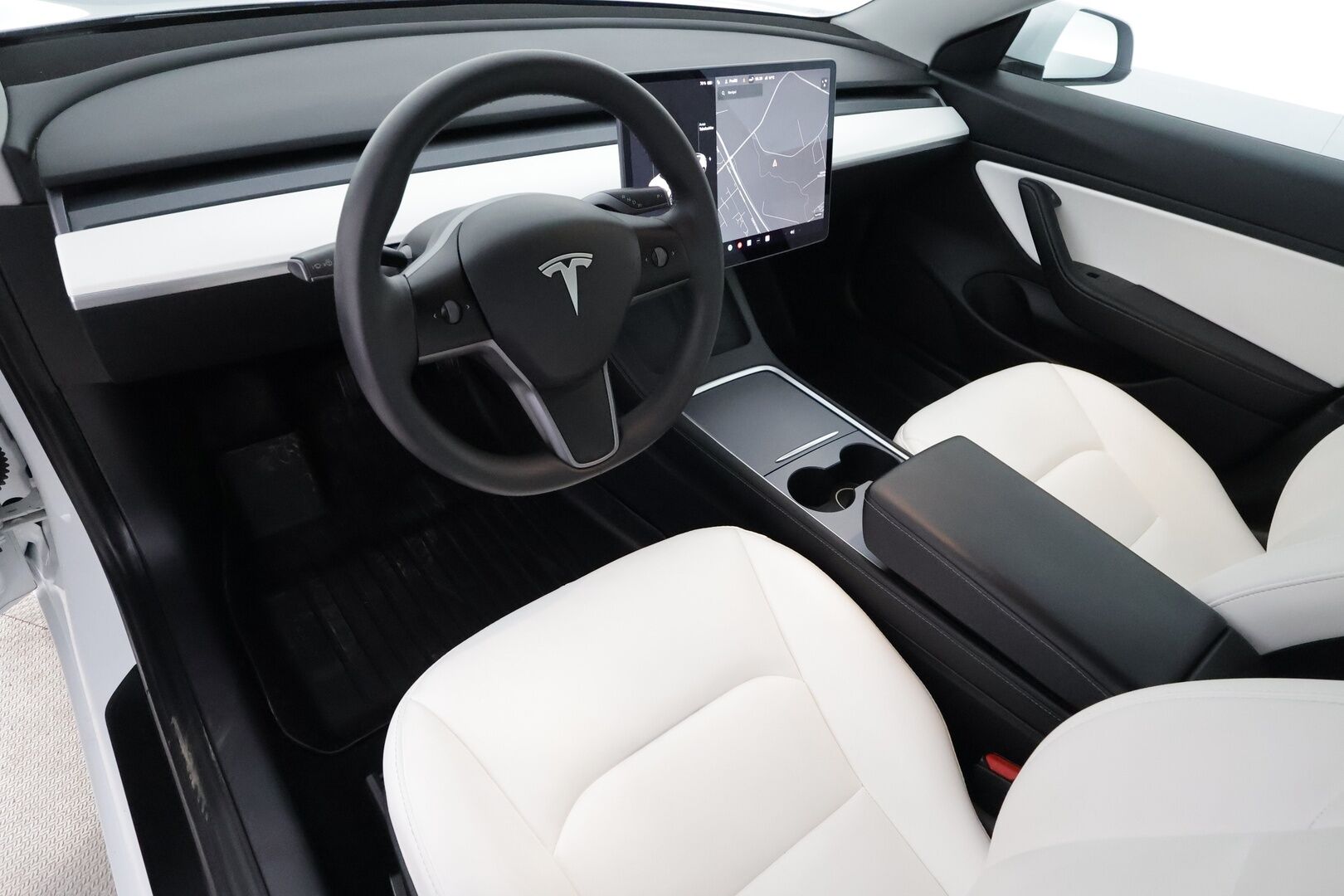 Tesla Model 3 2021 Standard Range Plus / Vetokoukku / Lämpöpumppu / Valkoiset nahat - 1.om Suomi-auto / Lasikatto / Lämpöpumppu / Koukku / Adapt. Vakkari /  P. Kamera / Valkoinen Nahkaverhoilu / 2x renkaat 