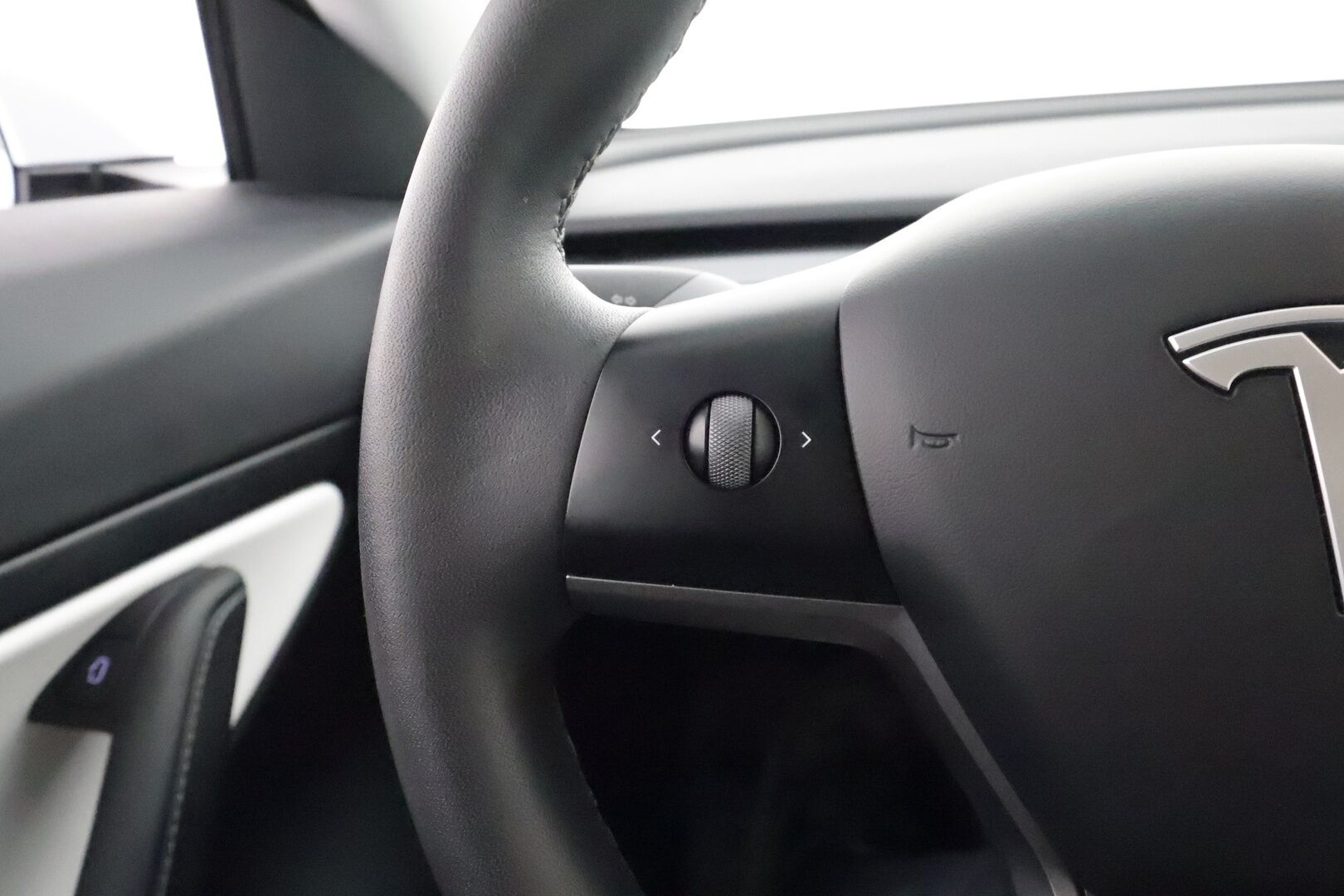Tesla Model 3 2021 Standard Range Plus / Vetokoukku / Lämpöpumppu / Valkoiset nahat - 1.om Suomi-auto / Lasikatto / Lämpöpumppu / Koukku / Adapt. Vakkari /  P. Kamera / Valkoinen Nahkaverhoilu / 2x renkaat 