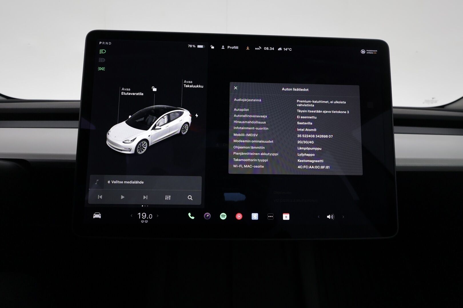 Tesla Model 3 2021 Standard Range Plus / Vetokoukku / Lämpöpumppu / Valkoiset nahat - 1.om Suomi-auto / Lasikatto / Lämpöpumppu / Koukku / Adapt. Vakkari /  P. Kamera / Valkoinen Nahkaverhoilu / 2x renkaat 
