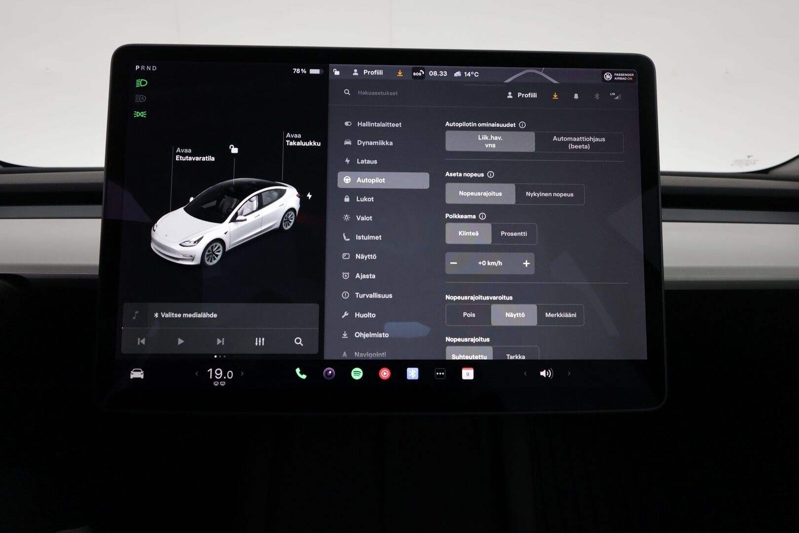 Tesla Model 3 2021 Standard Range Plus / Vetokoukku / Lämpöpumppu / Valkoiset nahat - 1.om Suomi-auto / Lasikatto / Lämpöpumppu / Koukku / Adapt. Vakkari /  P. Kamera / Valkoinen Nahkaverhoilu / 2x renkaat 