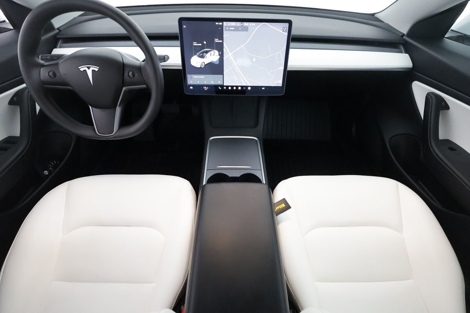 Tesla Model 3 2021 Standard Range Plus / Vetokoukku / Lämpöpumppu / Valkoiset nahat - 1.om Suomi-auto / Lasikatto / Lämpöpumppu / Koukku / Adapt. Vakkari /  P. Kamera / Valkoinen Nahkaverhoilu / 2x renkaat 
