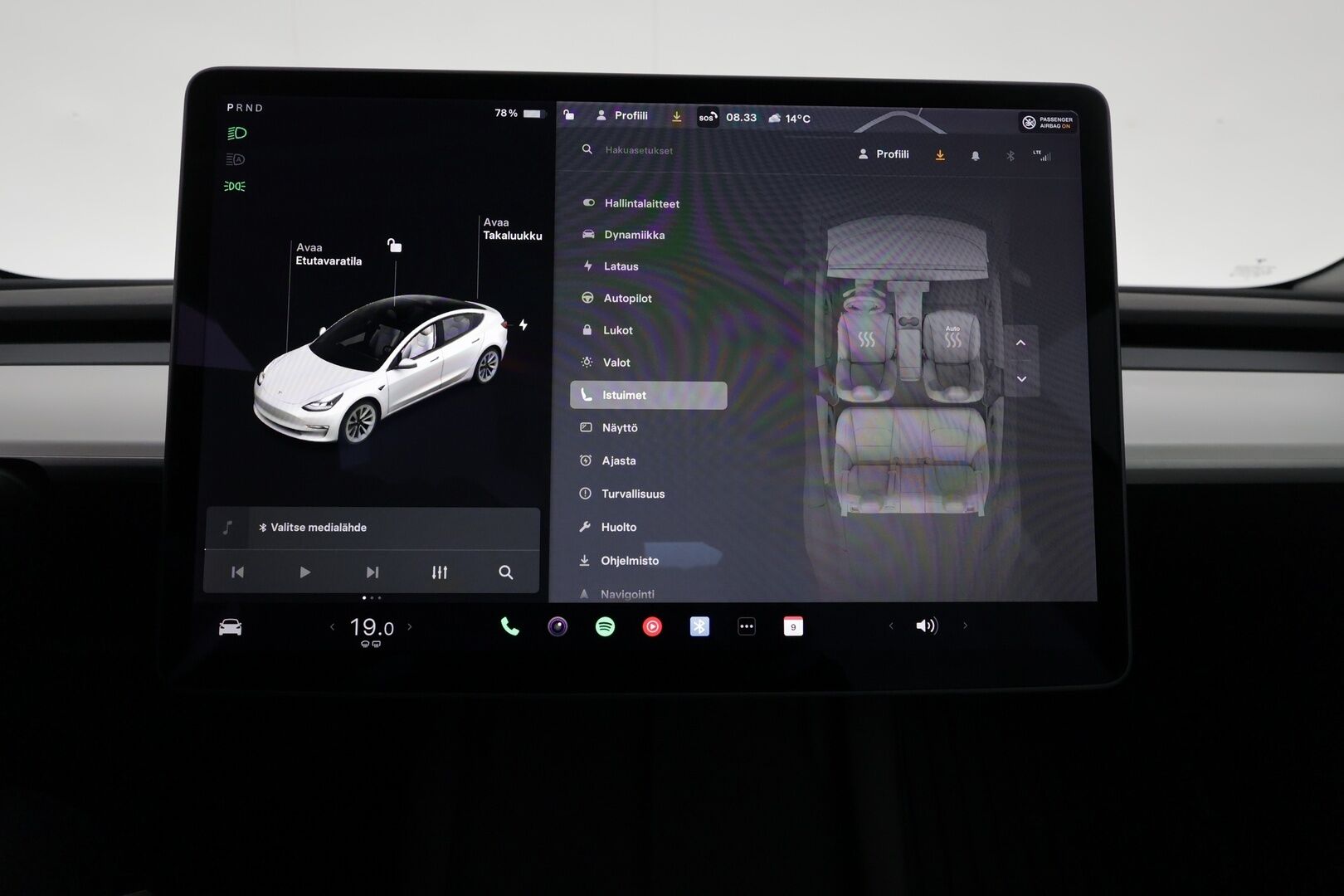Tesla Model 3 2021 Standard Range Plus / Vetokoukku / Lämpöpumppu / Valkoiset nahat - 1.om Suomi-auto / Lasikatto / Lämpöpumppu / Koukku / Adapt. Vakkari /  P. Kamera / Valkoinen Nahkaverhoilu / 2x renkaat 