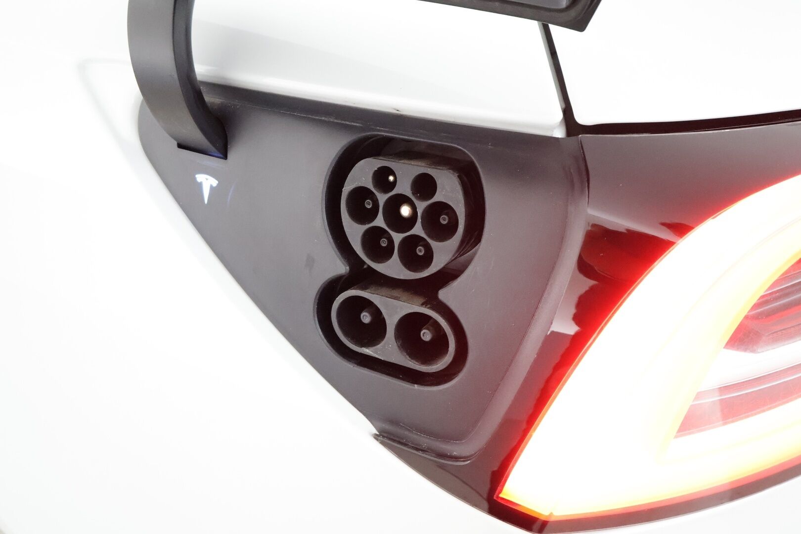 Tesla Model 3 2021 Standard Range Plus / Vetokoukku / Lämpöpumppu / Valkoiset nahat - 1.om Suomi-auto / Lasikatto / Lämpöpumppu / Koukku / Adapt. Vakkari /  P. Kamera / Valkoinen Nahkaverhoilu / 2x renkaat 