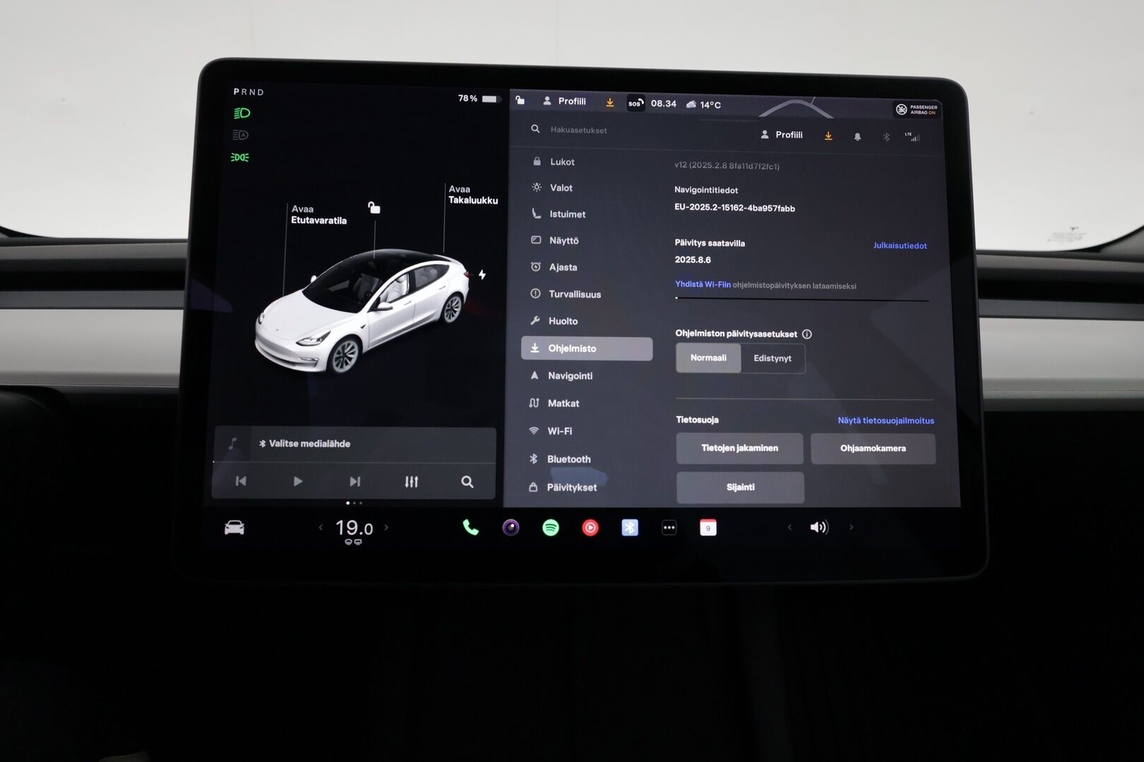 Tesla Model 3 2021 Standard Range Plus / Vetokoukku / Lämpöpumppu / Valkoiset nahat - 1.om Suomi-auto / Lasikatto / Lämpöpumppu / Koukku / Adapt. Vakkari /  P. Kamera / Valkoinen Nahkaverhoilu / 2x renkaat 