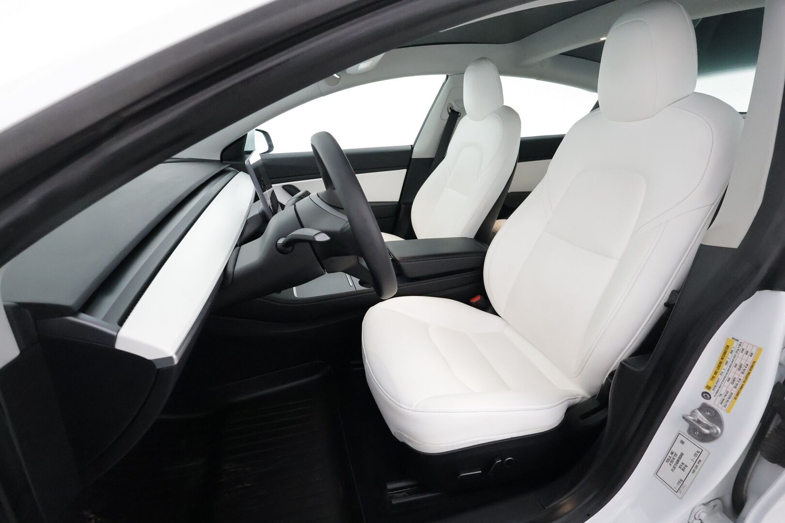 Tesla Model 3 2021 Standard Range Plus / Vetokoukku / Lämpöpumppu / Valkoiset nahat - 1.om Suomi-auto / Lasikatto / Lämpöpumppu / Koukku / Adapt. Vakkari /  P. Kamera / Valkoinen Nahkaverhoilu / 2x renkaat 
