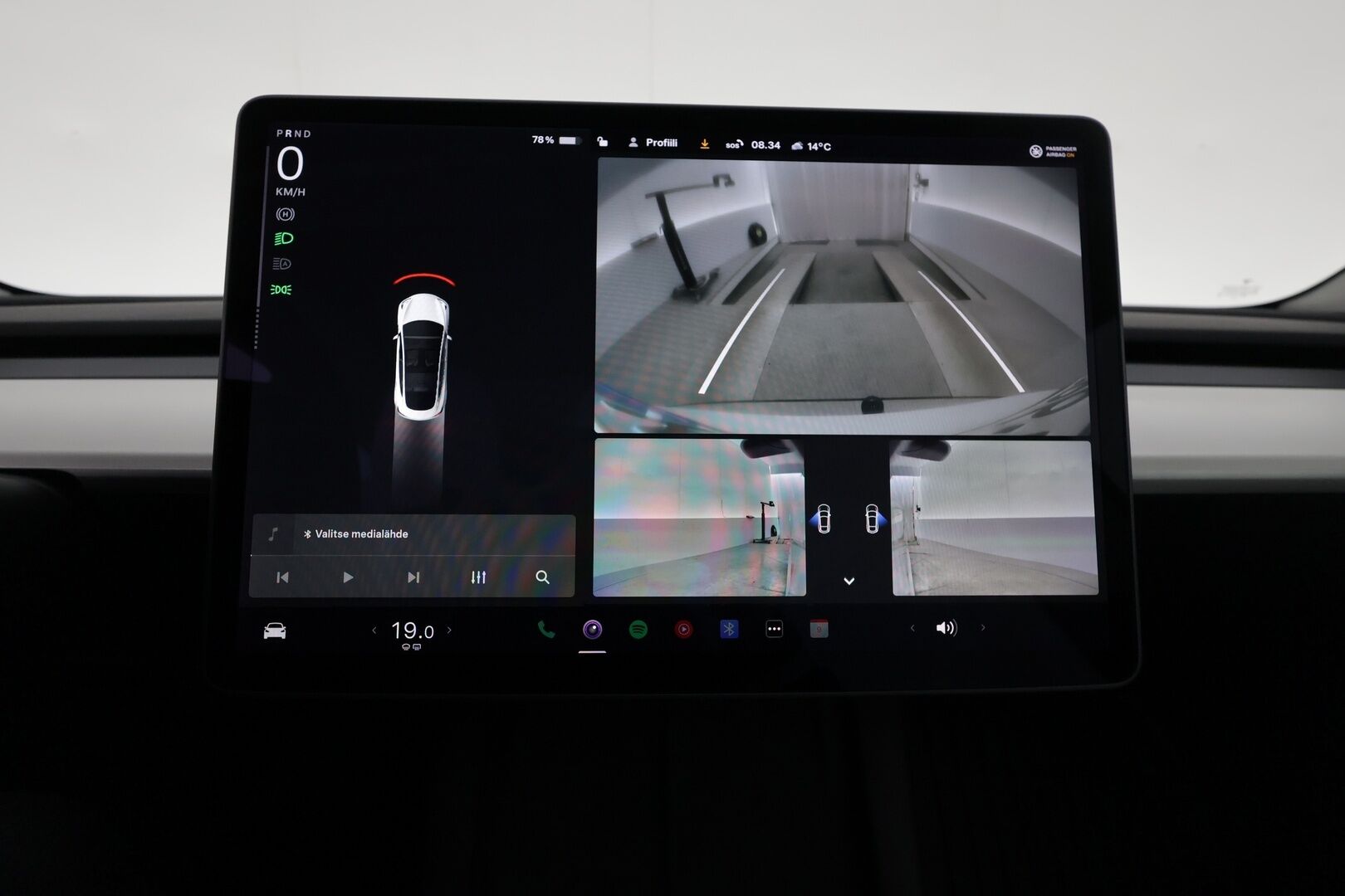 Tesla Model 3 2021 Standard Range Plus / Vetokoukku / Lämpöpumppu / Valkoiset nahat - 1.om Suomi-auto / Lasikatto / Lämpöpumppu / Koukku / Adapt. Vakkari /  P. Kamera / Valkoinen Nahkaverhoilu / 2x renkaat 