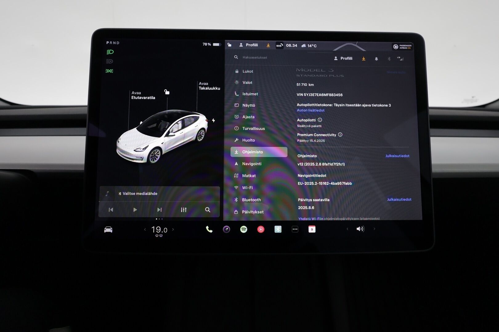 Tesla Model 3 2021 Standard Range Plus / Vetokoukku / Lämpöpumppu / Valkoiset nahat - 1.om Suomi-auto / Lasikatto / Lämpöpumppu / Koukku / Adapt. Vakkari /  P. Kamera / Valkoinen Nahkaverhoilu / 2x renkaat 