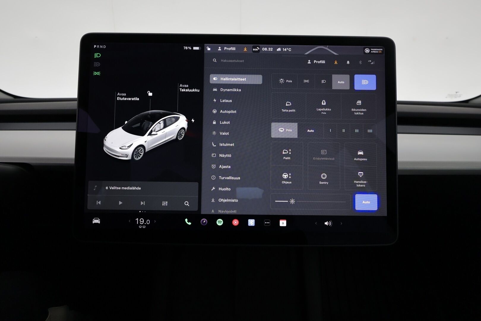 Tesla Model 3 2021 Standard Range Plus / Vetokoukku / Lämpöpumppu / Valkoiset nahat - 1.om Suomi-auto / Lasikatto / Lämpöpumppu / Koukku / Adapt. Vakkari /  P. Kamera / Valkoinen Nahkaverhoilu / 2x renkaat 