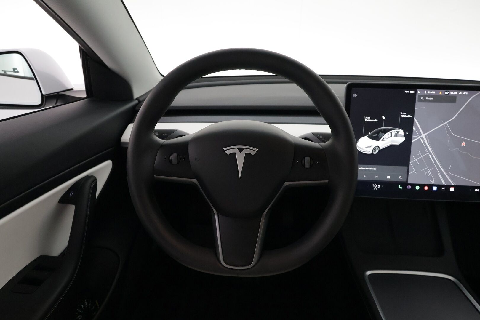 Tesla Model 3 2021 Standard Range Plus / Vetokoukku / Lämpöpumppu / Valkoiset nahat - 1.om Suomi-auto / Lasikatto / Lämpöpumppu / Koukku / Adapt. Vakkari /  P. Kamera / Valkoinen Nahkaverhoilu / 2x renkaat 