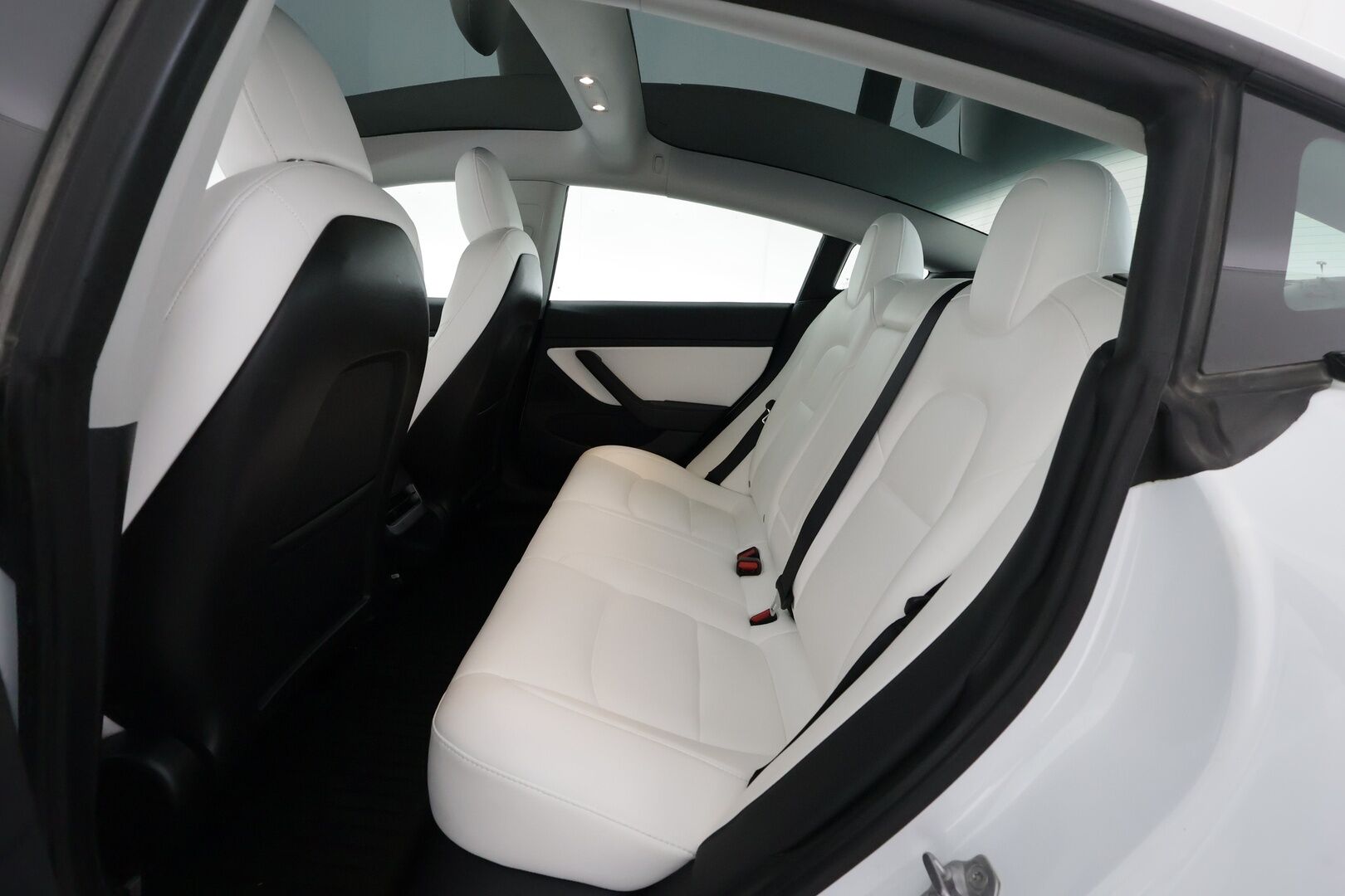 Tesla Model 3 2021 Standard Range Plus / Vetokoukku / Lämpöpumppu / Valkoiset nahat - 1.om Suomi-auto / Lasikatto / Lämpöpumppu / Koukku / Adapt. Vakkari /  P. Kamera / Valkoinen Nahkaverhoilu / 2x renkaat 