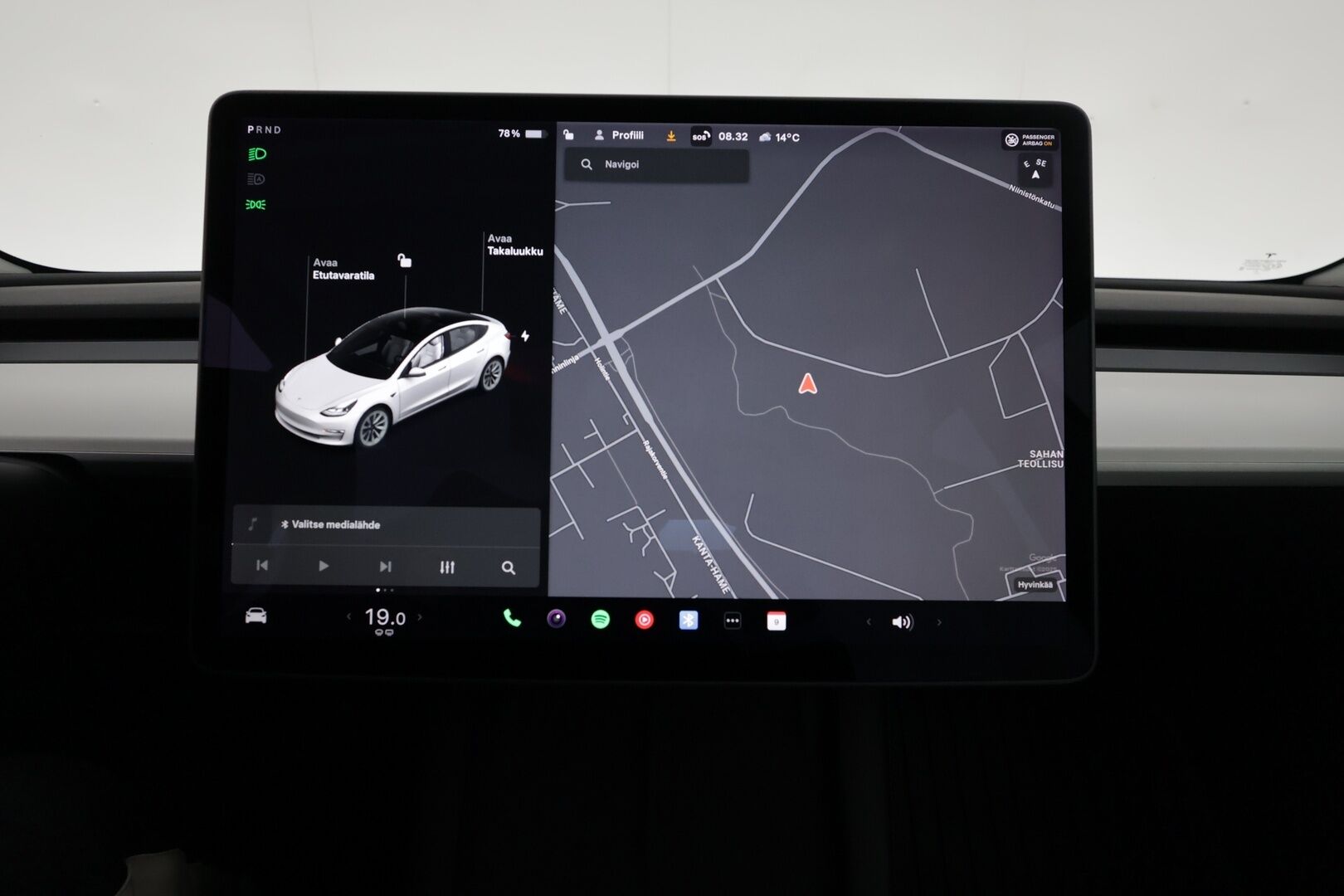 Tesla Model 3 2021 Standard Range Plus / Vetokoukku / Lämpöpumppu / Valkoiset nahat - 1.om Suomi-auto / Lasikatto / Lämpöpumppu / Koukku / Adapt. Vakkari /  P. Kamera / Valkoinen Nahkaverhoilu / 2x renkaat 