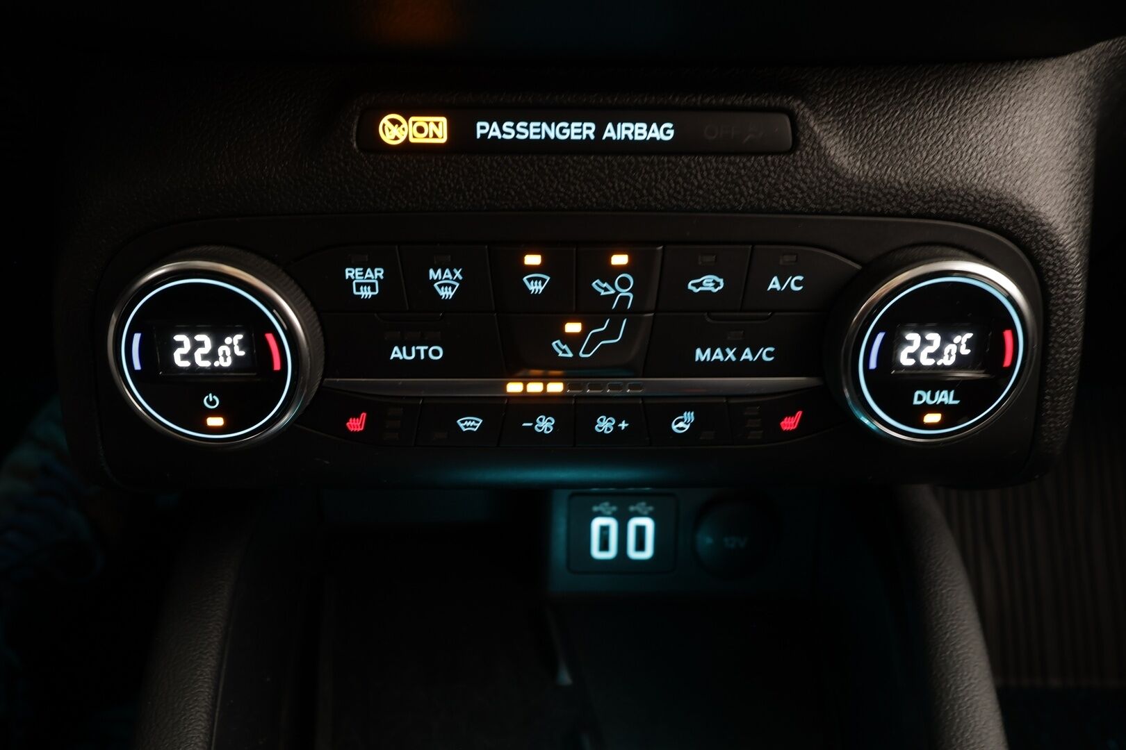 Ford Focus 2021 1,5 TDCi EcoBlue 120hv A8 Titanium Wagon * Webasto / ACC / LED / P.kamera / Navi / Kaistavahti / Keyless * - 1-om Suomi-auto / Kahdet renkaat / Merkkihuollot