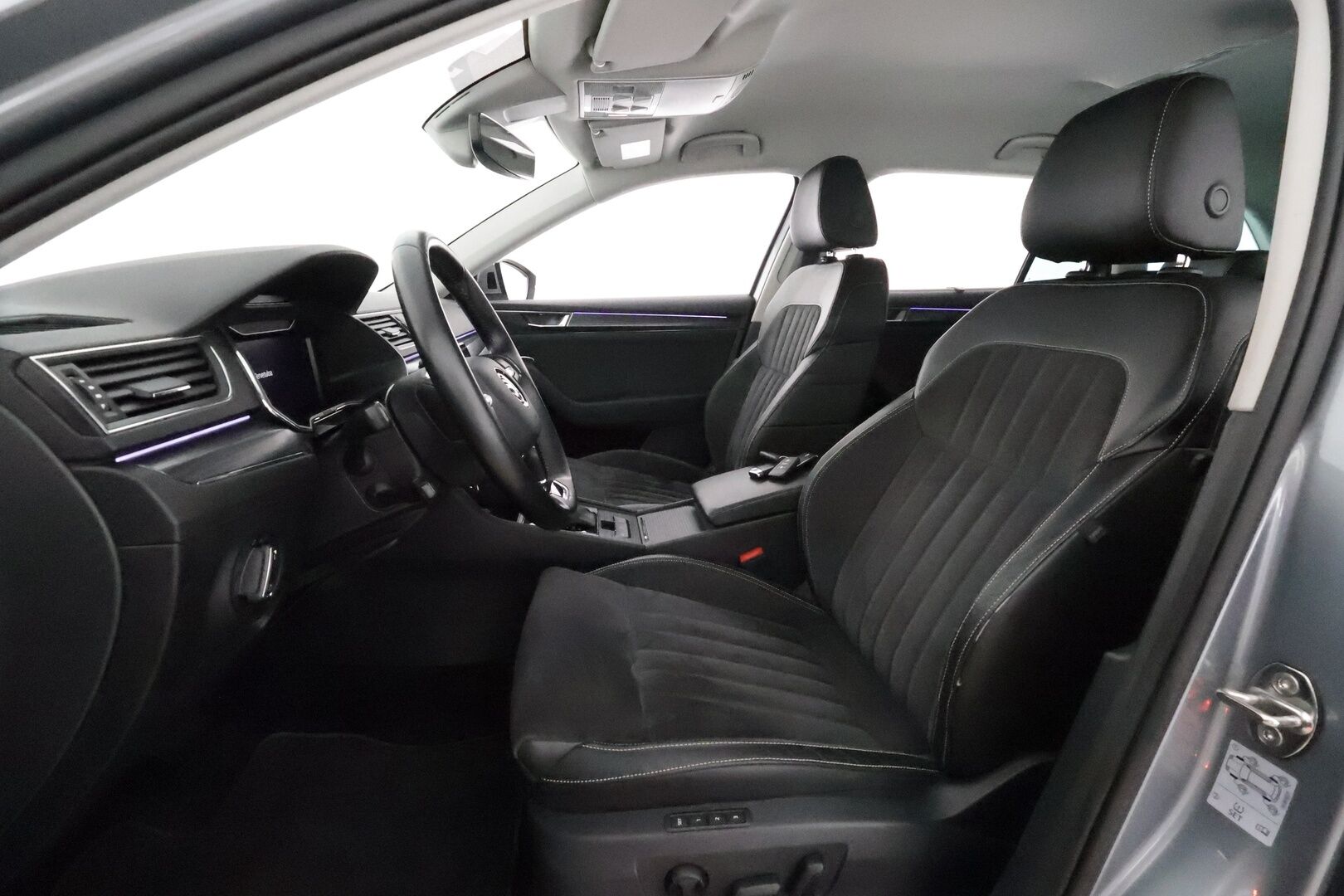 Skoda Superb 2021 Combi 1,4 TSI PHEV Style iV DSG **Adapt.Vakkari / Canton / Muistipenkit / Matrix-LED / P.Kamera / Koukku / Webasto** - 1-om Suomi-auto / 2x Latauskaapelit / Kahdet Renkaat / Merkkihuollettu!