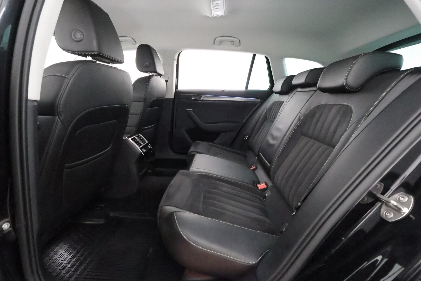 Skoda Superb 2021 Combi 1,4TSI PHEV Style iV DSG Autom. * Webasto / Canton / Koukku / ACC / Matrix-LED / Muistipenkit* - SoH 97,3% / Suomi-auto / Kahdet renkaat Skodan vanteilla / Särmä huoltohistoria