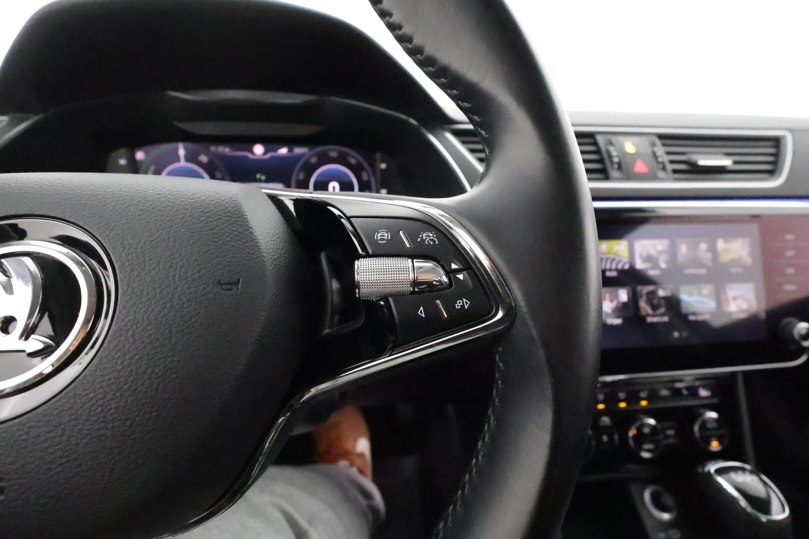 Skoda Superb 2021 Combi 1,4TSI PHEV Style iV DSG Autom. * Webasto / Canton / Koukku / ACC / Matrix-LED / Muistipenkit* - SoH 97,3% / Suomi-auto / Kahdet renkaat Skodan vanteilla / Särmä huoltohistoria