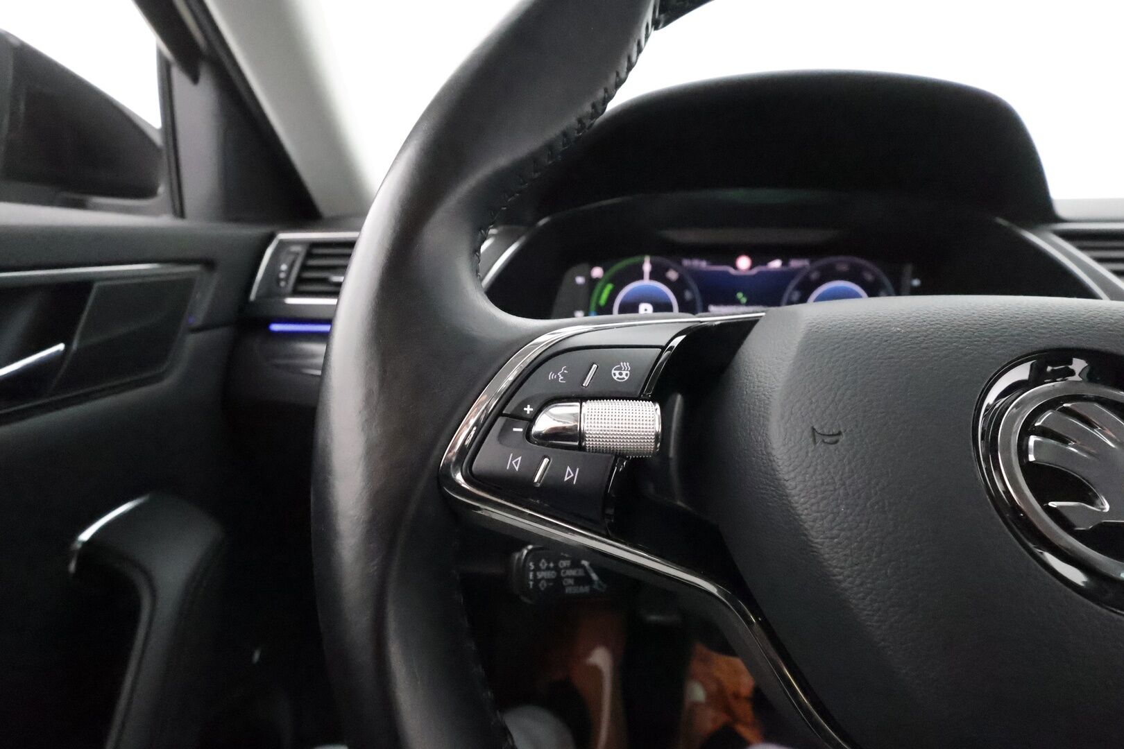 Skoda Superb 2021 Combi 1,4TSI PHEV Style iV DSG Autom. * Webasto / Canton / Koukku / ACC / Matrix-LED / Muistipenkit* - SoH 97,3% / Suomi-auto / Kahdet renkaat Skodan vanteilla / Särmä huoltohistoria