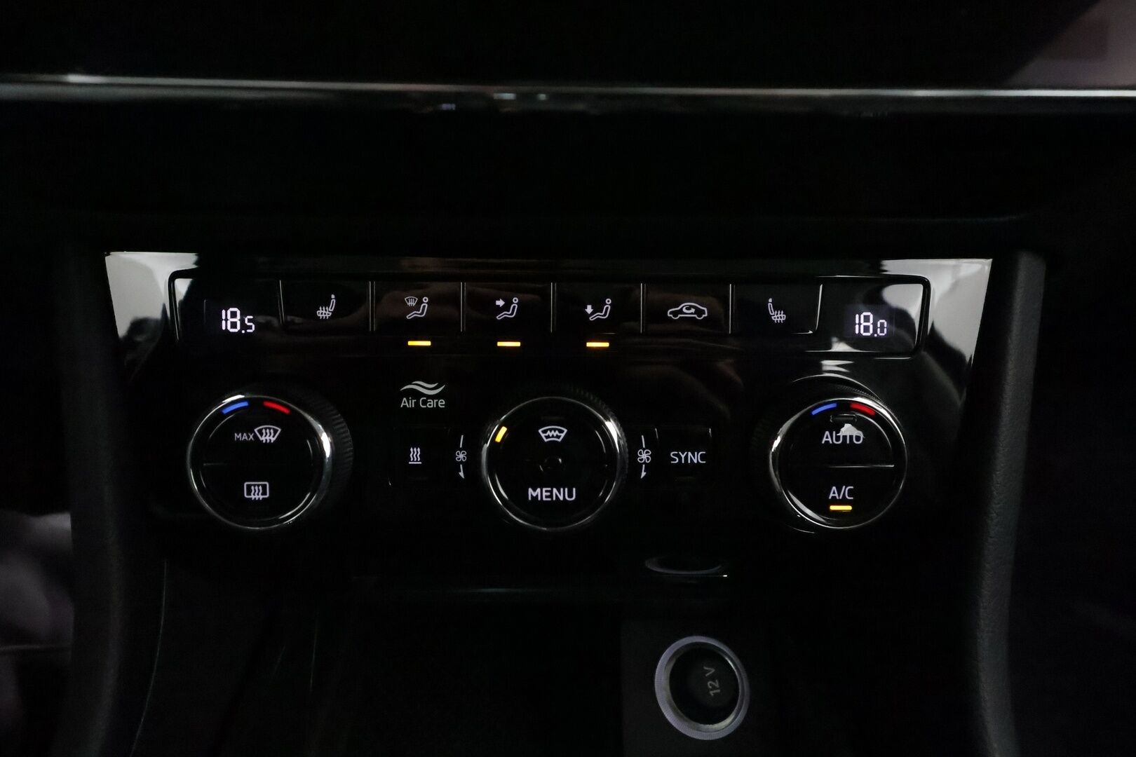 Skoda Superb 2021 Combi 1,4TSI PHEV Style iV DSG Autom. * Webasto / Canton / Koukku / ACC / Matrix-LED / Muistipenkit* - SoH 97,3% / Suomi-auto / Kahdet renkaat Skodan vanteilla / Särmä huoltohistoria